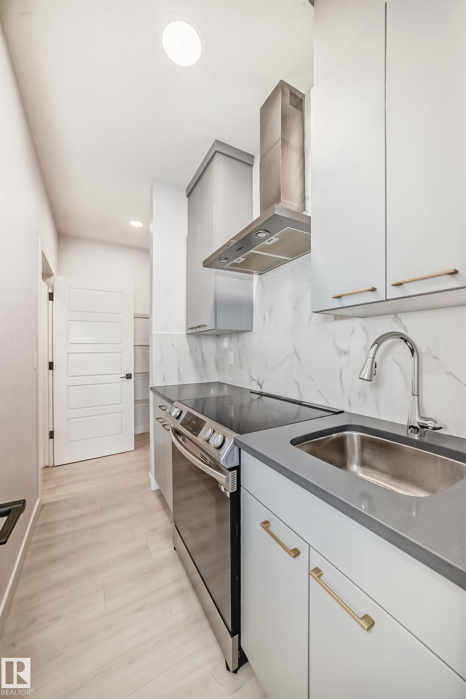 9411 Pear Crescent, Edmonton, AB - Indoor Photo Showing Kitchen