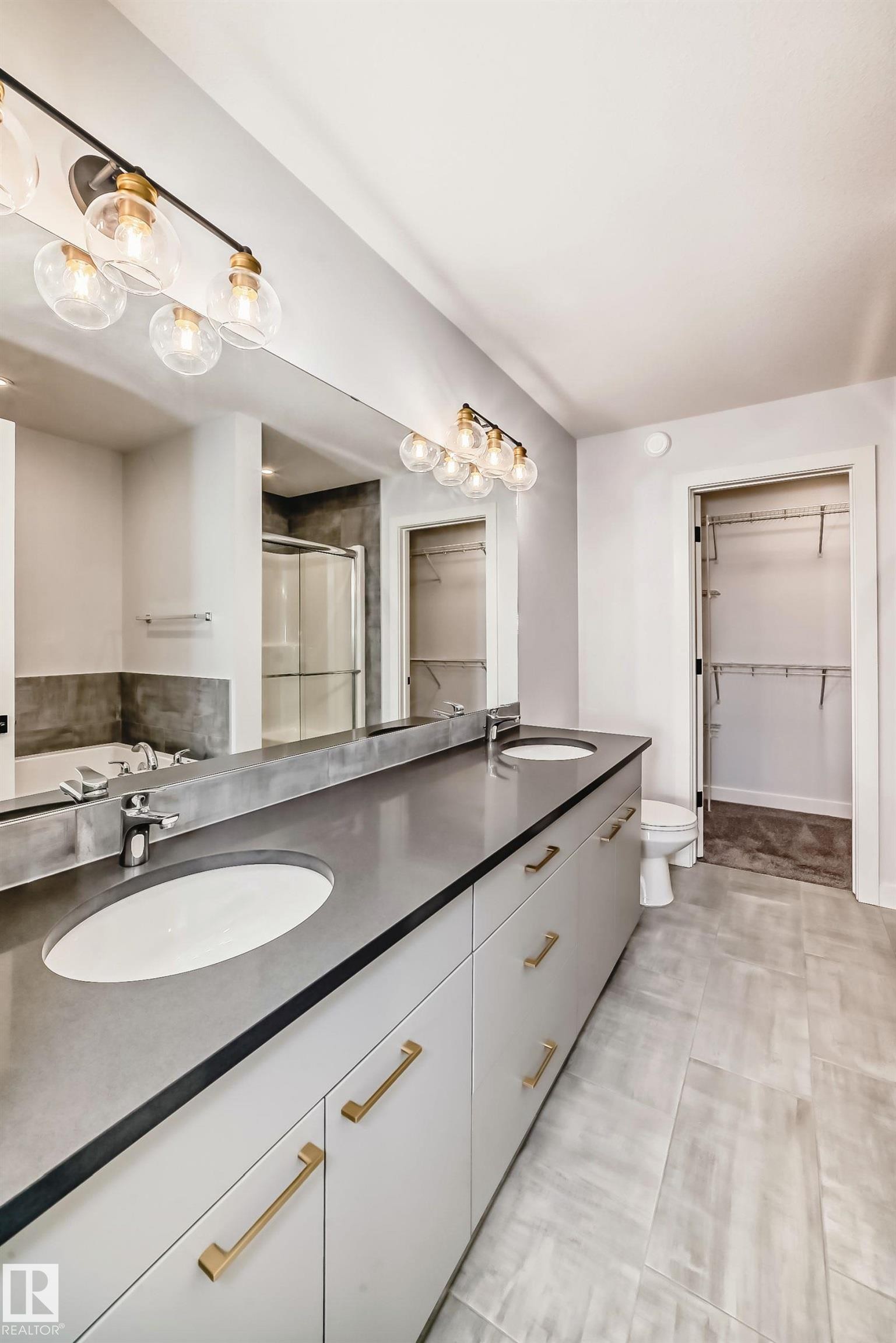 9411 Pear Crescent, Edmonton, AB - Indoor Photo Showing Bathroom