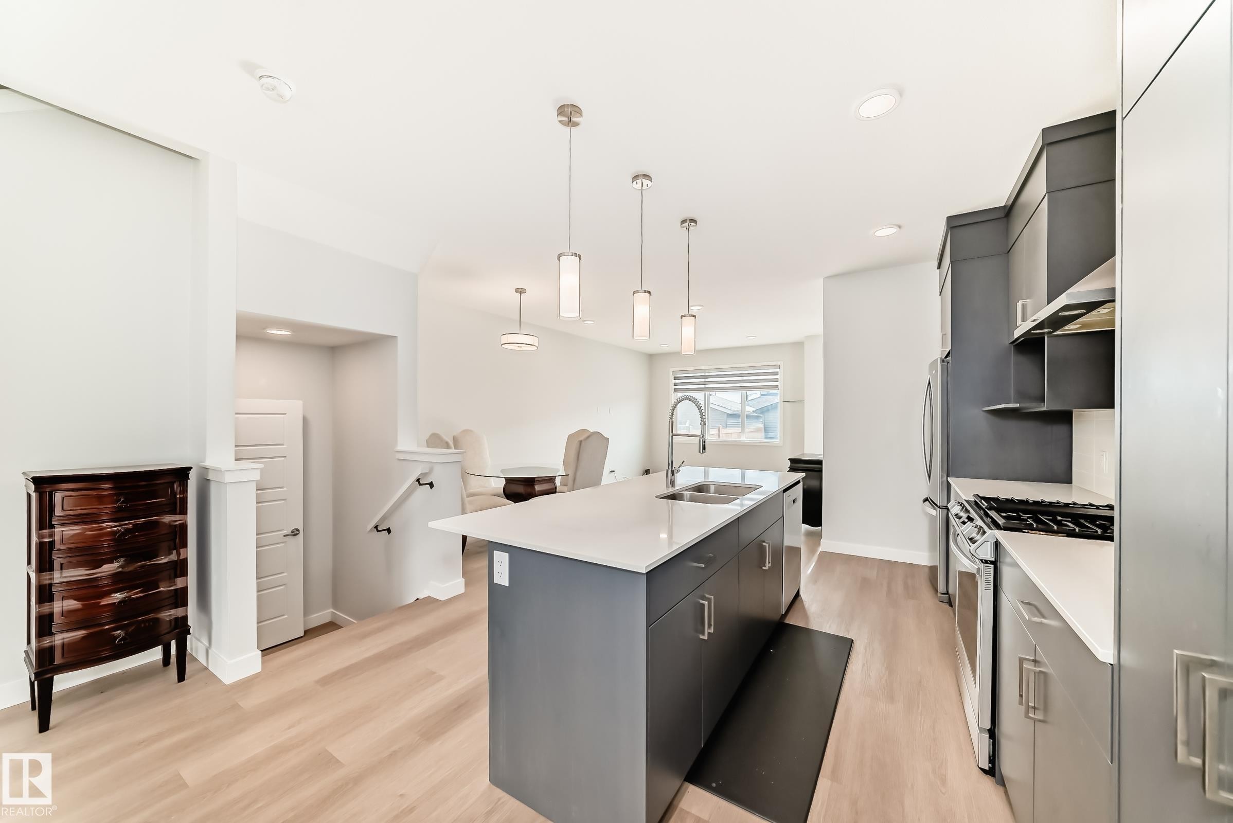 4005 Hawthorn Link Link, Edmonton, AB - Indoor Photo Showing Kitchen With Double Sink With Upgraded Kitchen