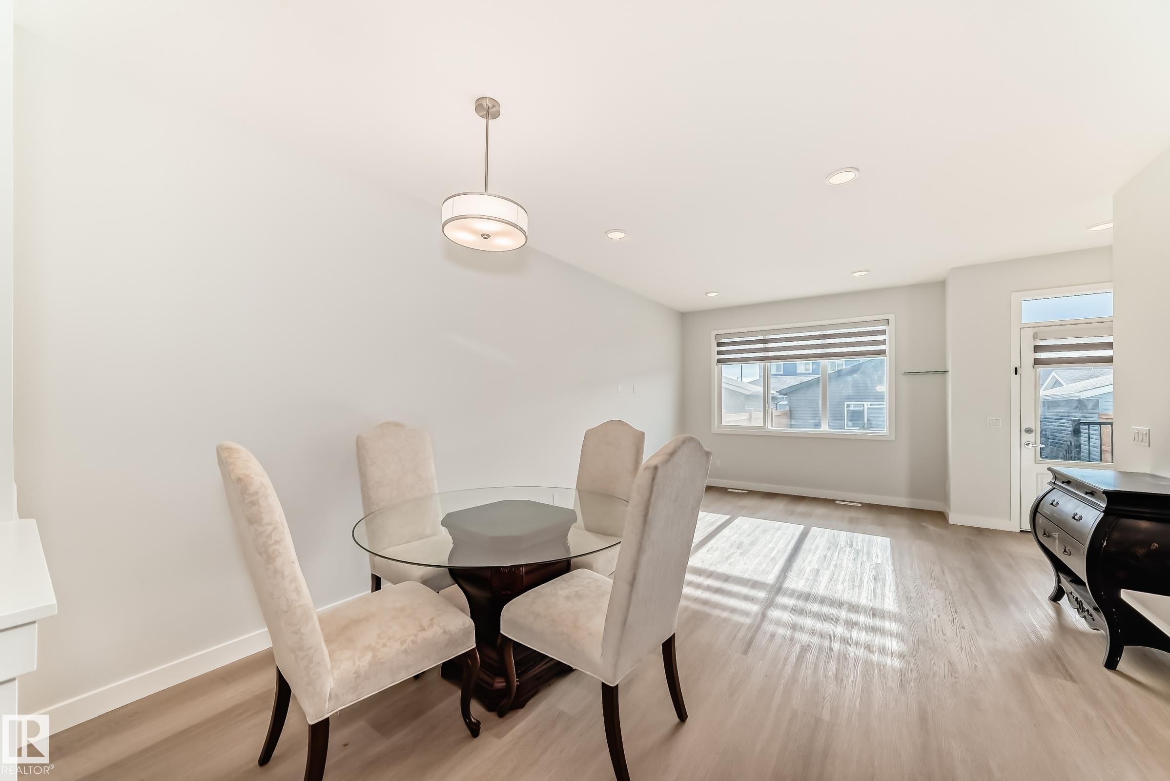 4005 Hawthorn Link Link, Edmonton, AB - Indoor Photo Showing Dining Room