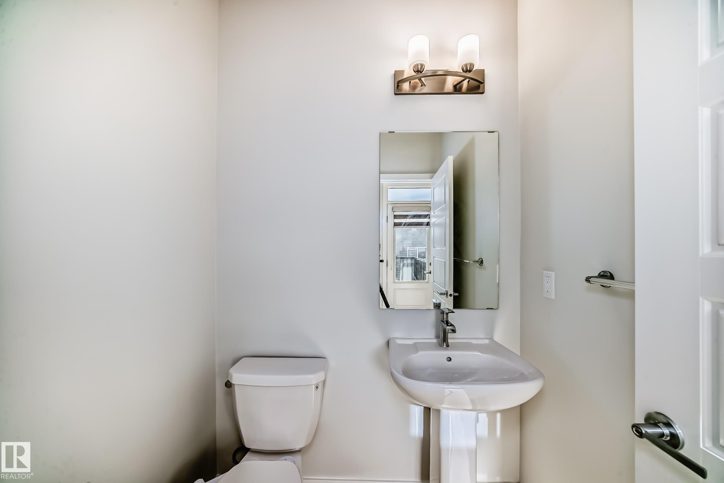 4005 Hawthorn Link Link, Edmonton, AB - Indoor Photo Showing Bathroom