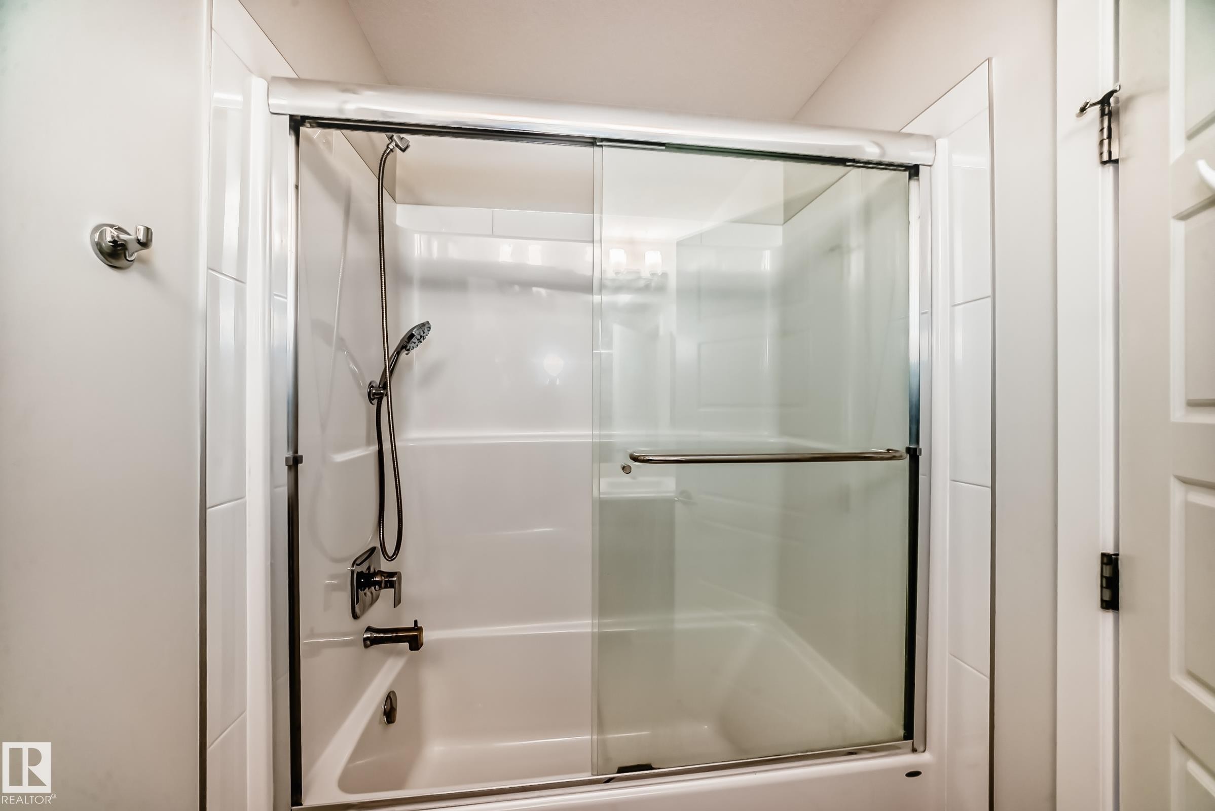 4005 Hawthorn Link Link, Edmonton, AB - Indoor Photo Showing Bathroom