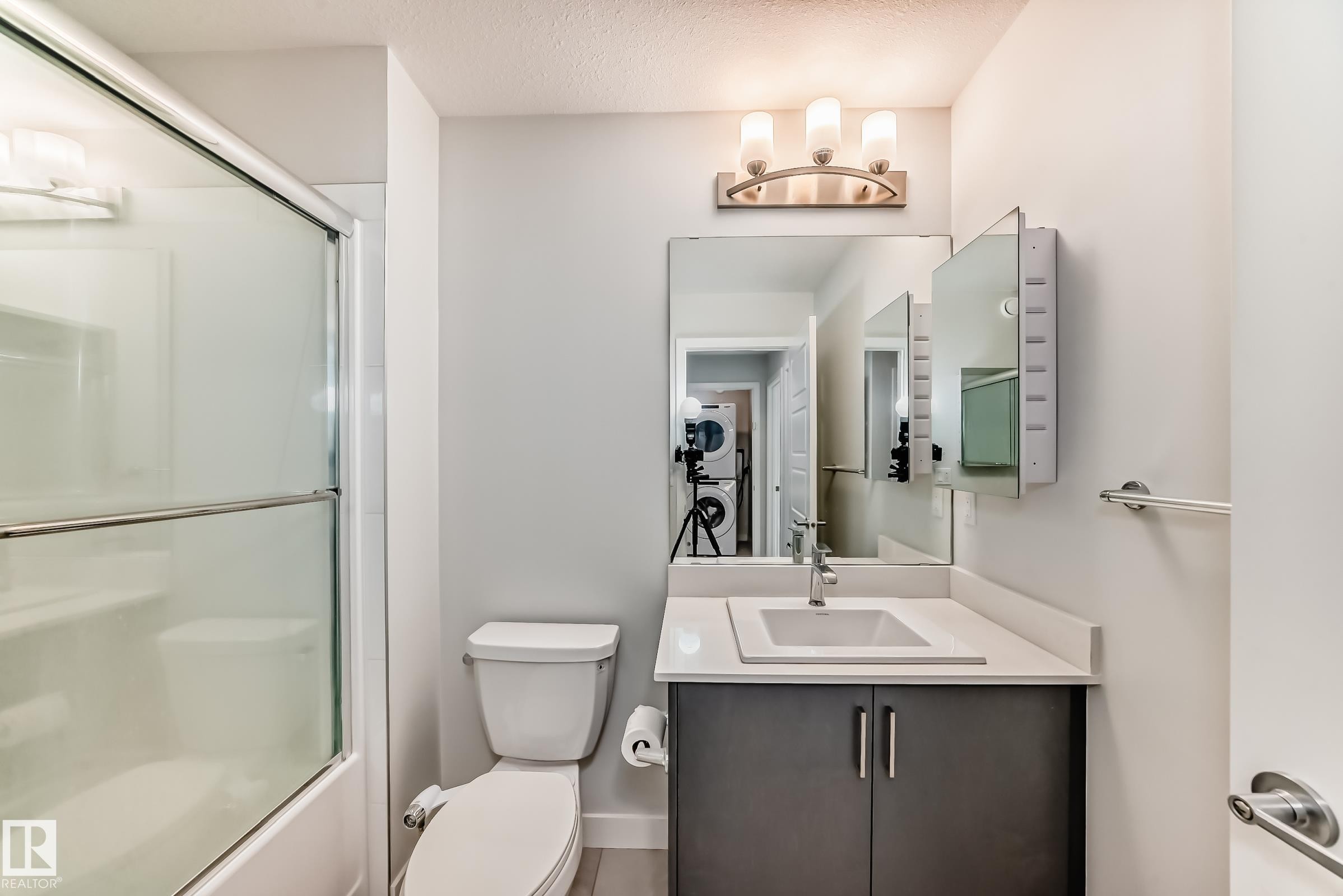 4005 Hawthorn Link Link, Edmonton, AB - Indoor Photo Showing Bathroom