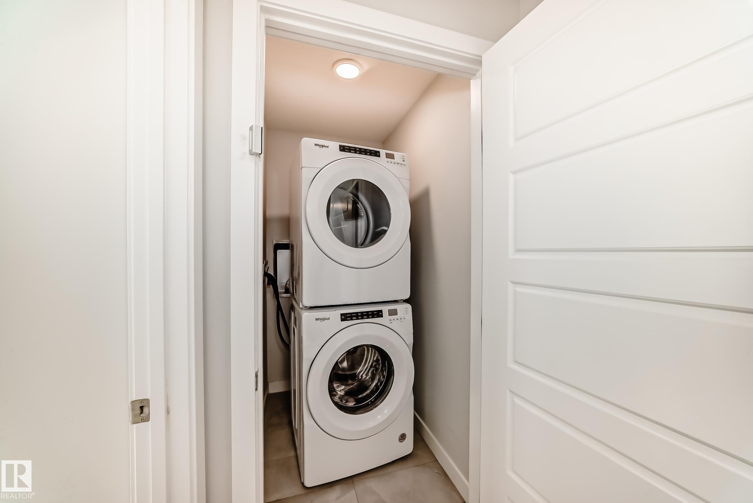4005 Hawthorn Link Link, Edmonton, AB - Indoor Photo Showing Laundry Room