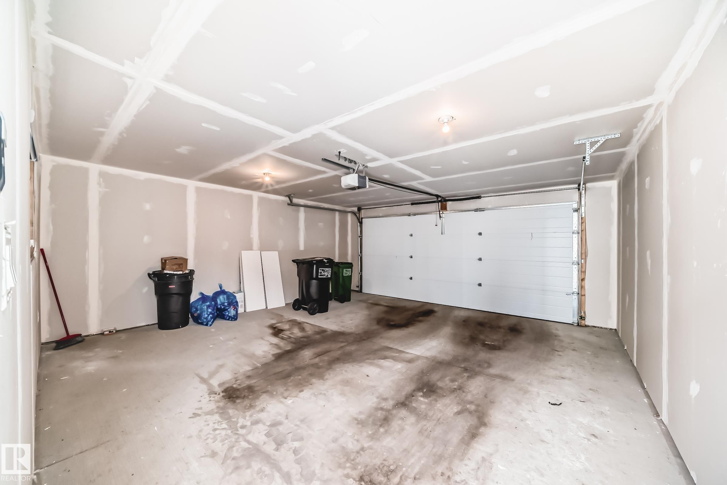 4005 Hawthorn Link Link, Edmonton, AB - Indoor Photo Showing Garage