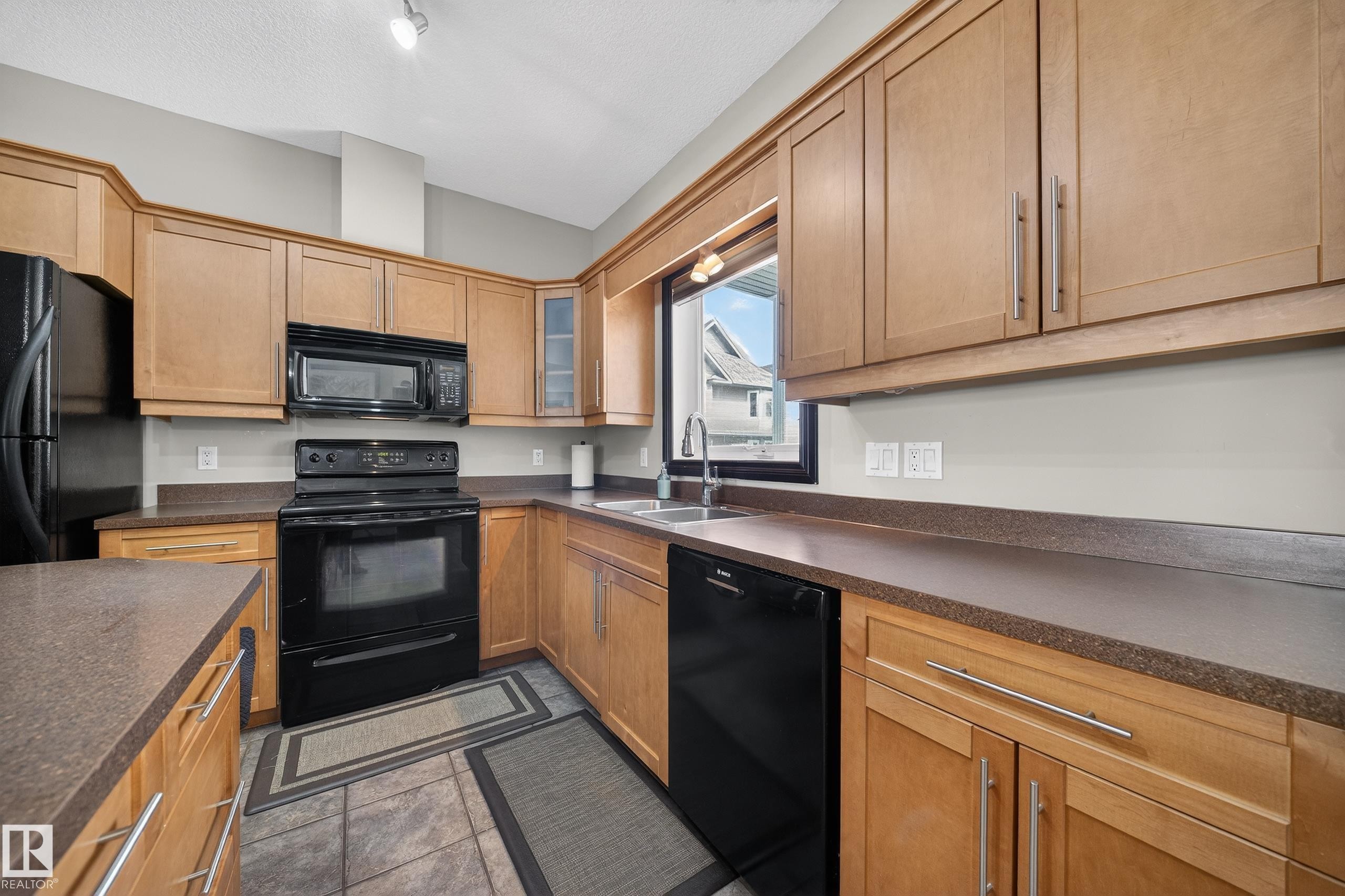 43 903 Rutherford Road, Edmonton, AB - Indoor Photo Showing Kitchen With Double Sink