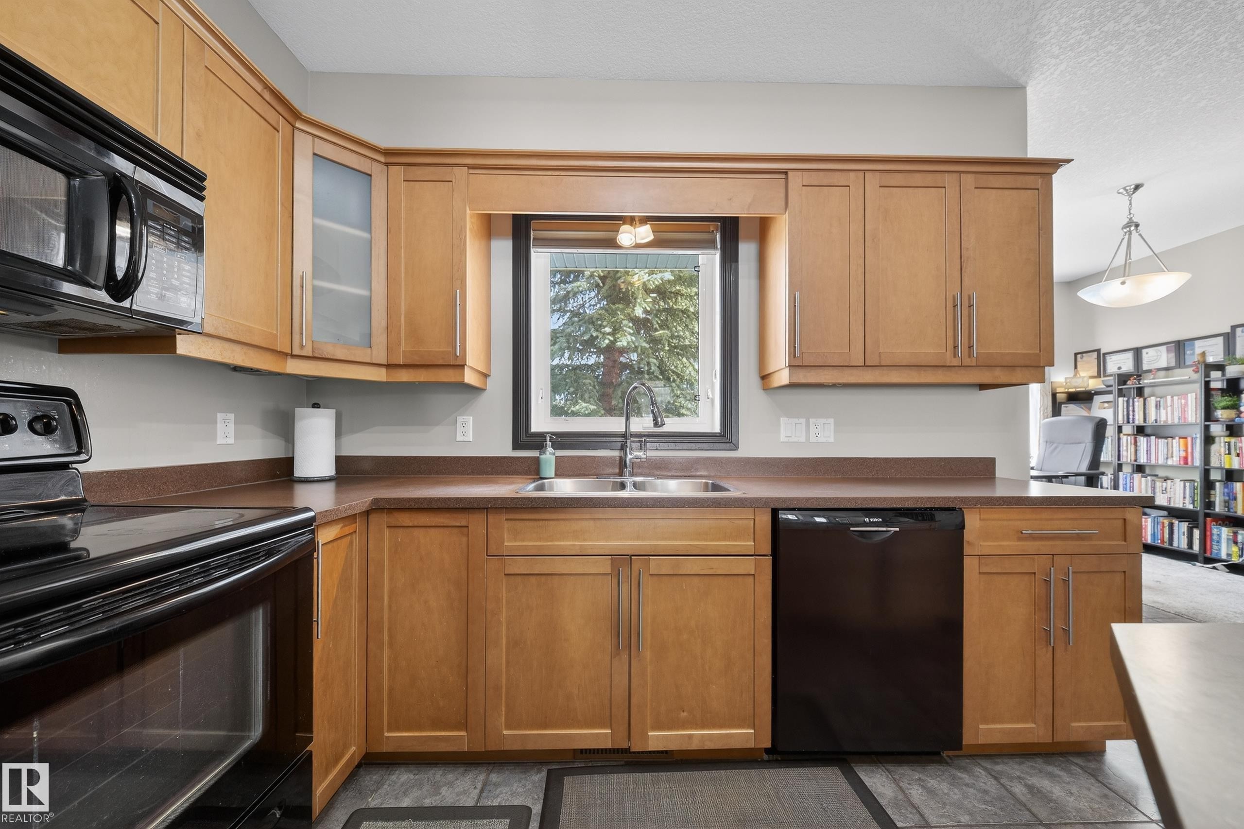 43 903 Rutherford Road, Edmonton, AB - Indoor Photo Showing Kitchen With Double Sink