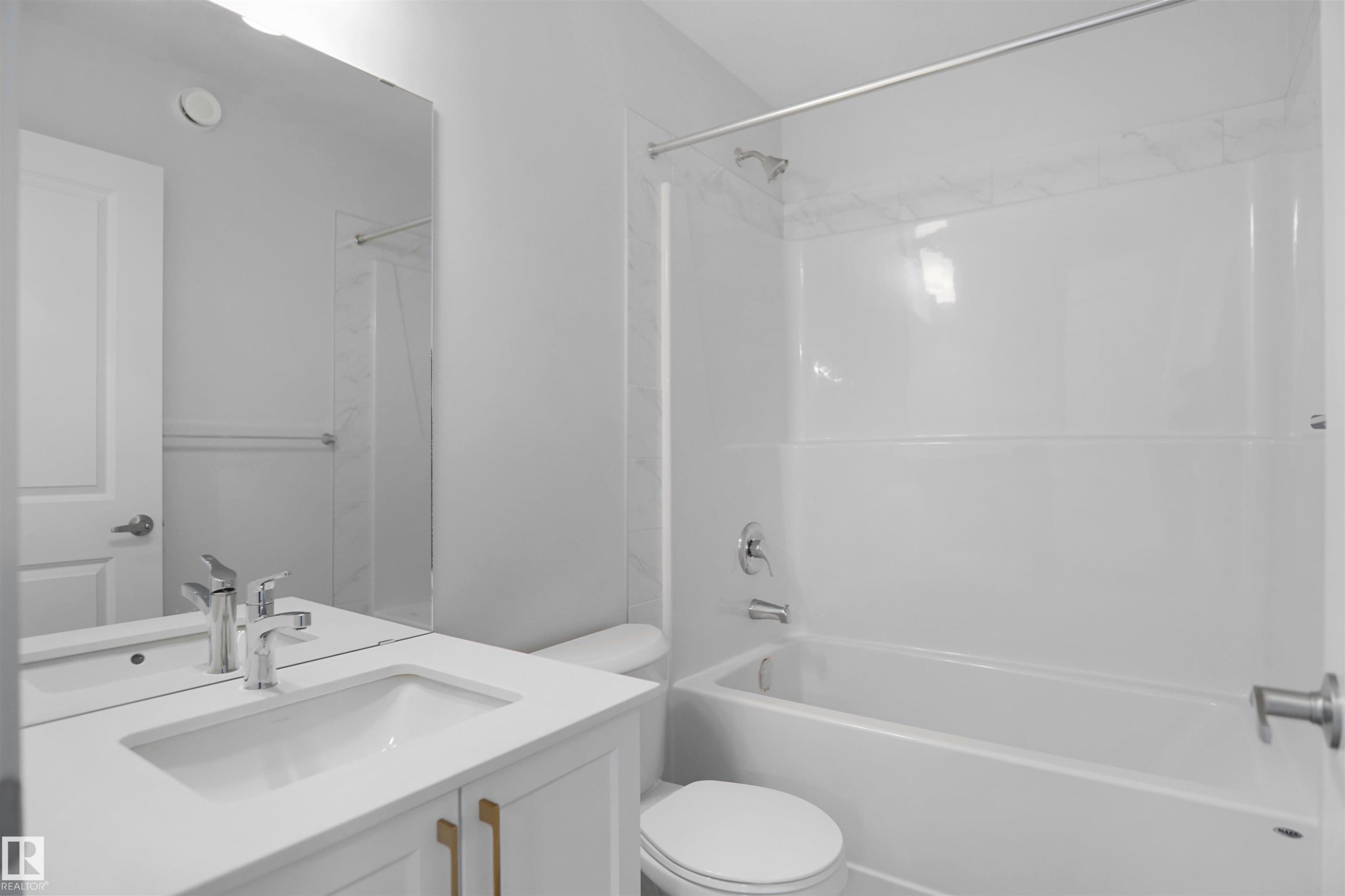 7351 181 Avenue, Edmonton, AB - Indoor Photo Showing Bathroom