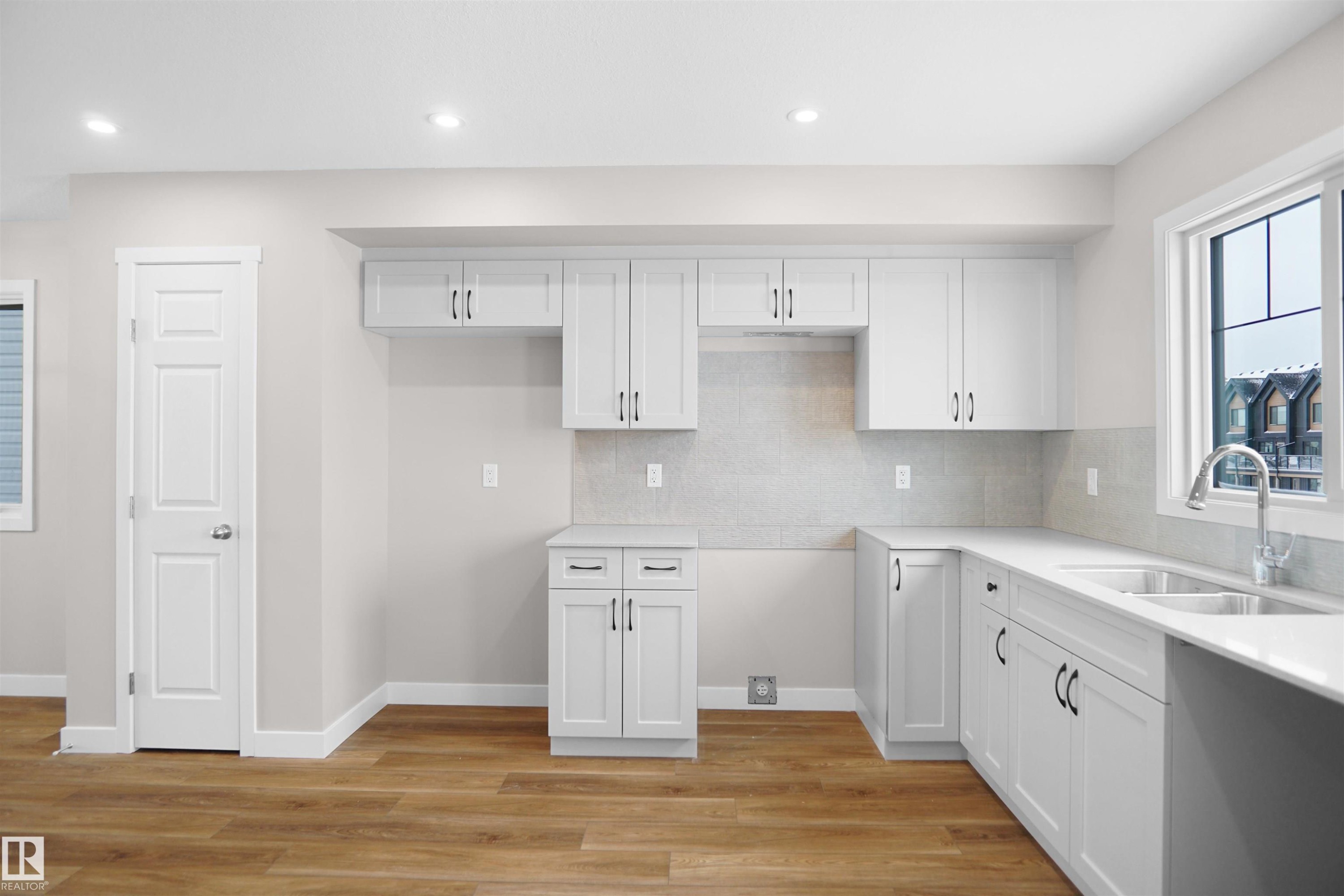 5135 River'S Edge Way Nw, Edmonton, AB - Indoor Photo Showing Kitchen With Double Sink