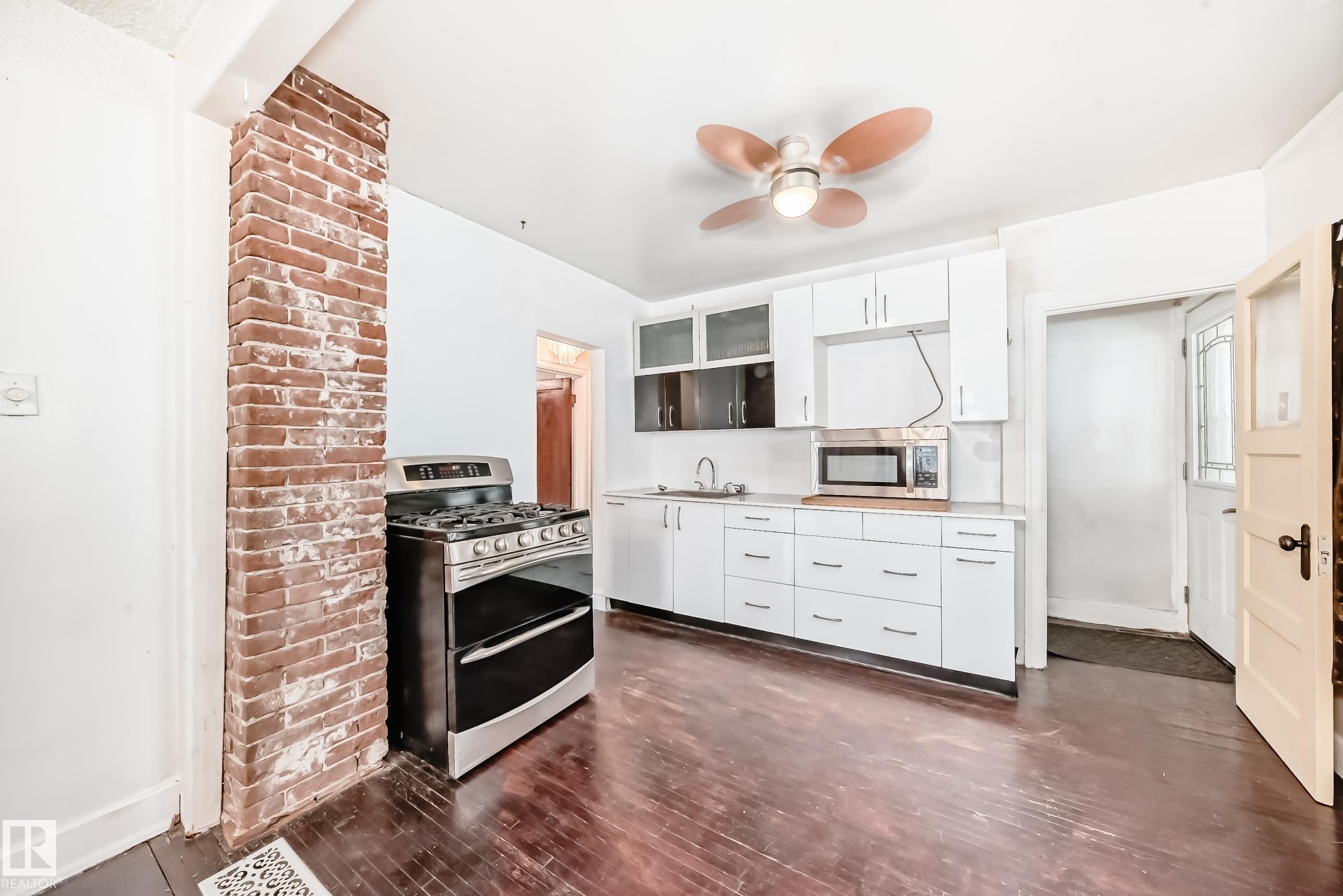 11619 96 Street, Edmonton, AB - Indoor Photo Showing Kitchen