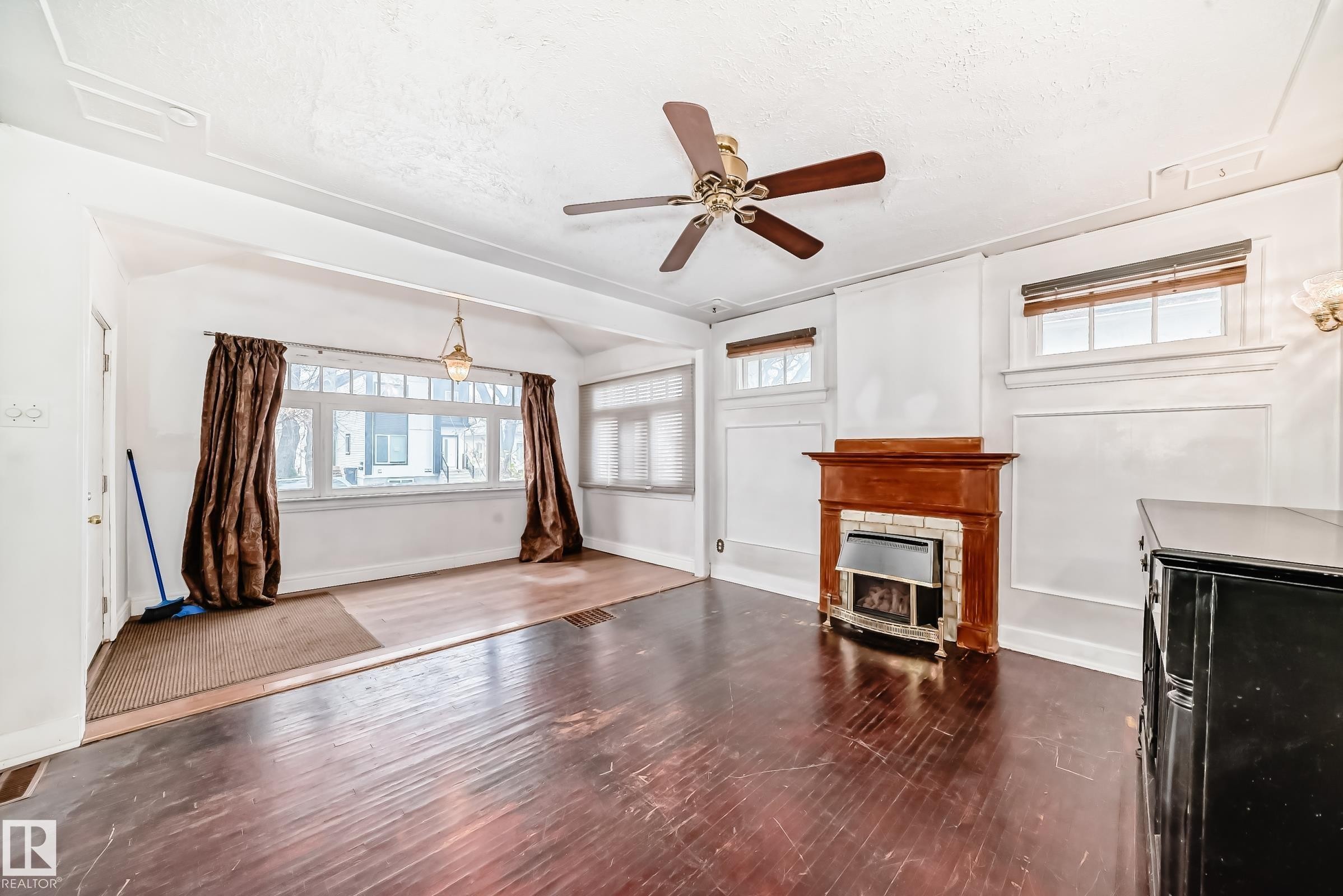 11619 96 Street, Edmonton, AB - Indoor With Fireplace