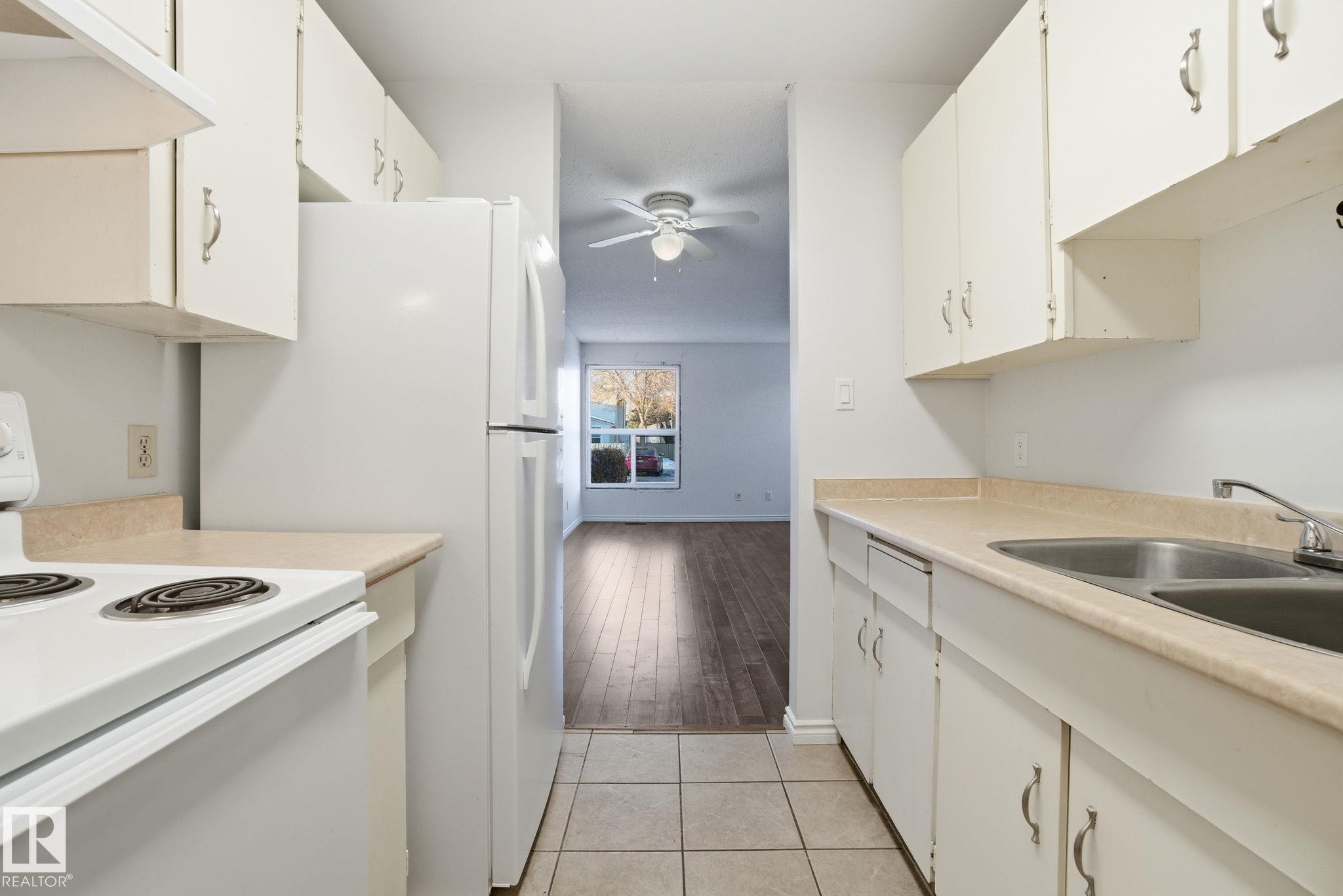 1130 Knottwood Road E, Edmonton, AB - Indoor Photo Showing Kitchen With Double Sink