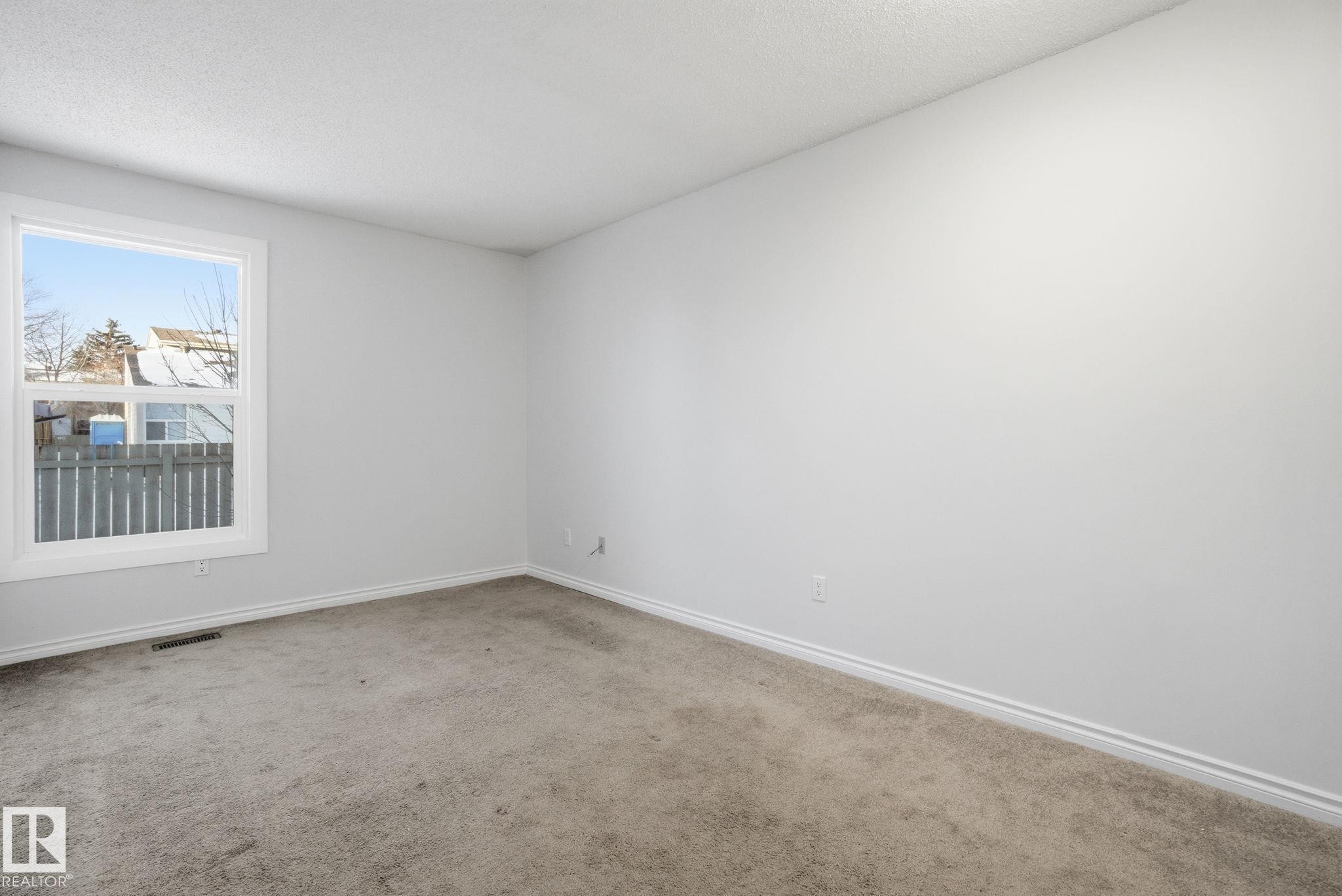 1130 Knottwood Road E, Edmonton, AB - Indoor Photo Showing Other Room