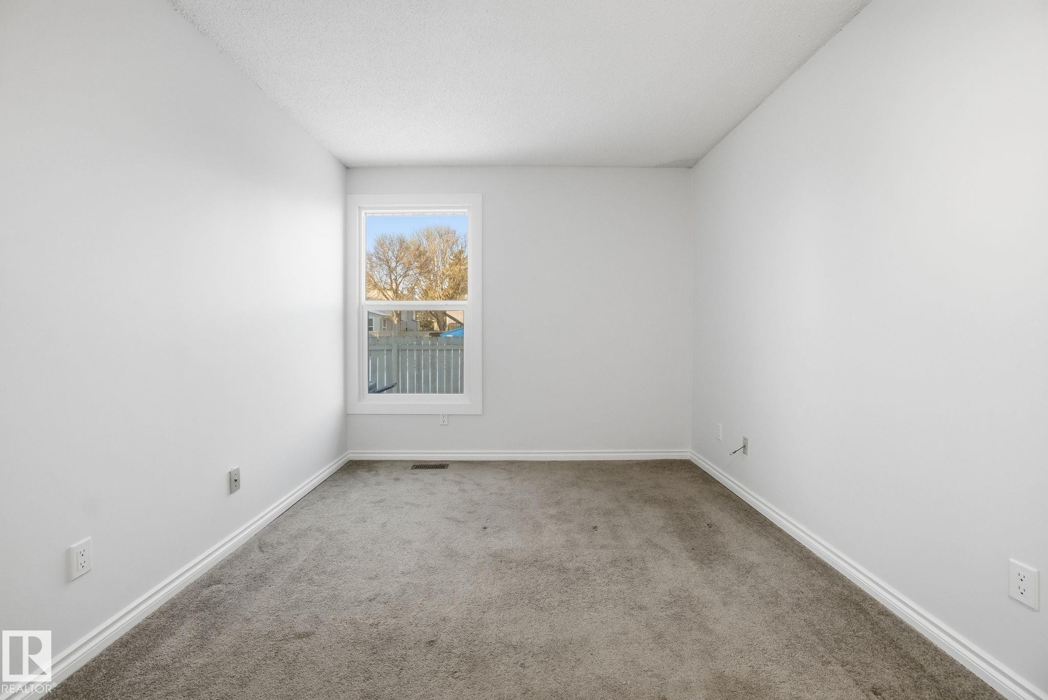 1130 Knottwood Road E, Edmonton, AB - Indoor Photo Showing Other Room