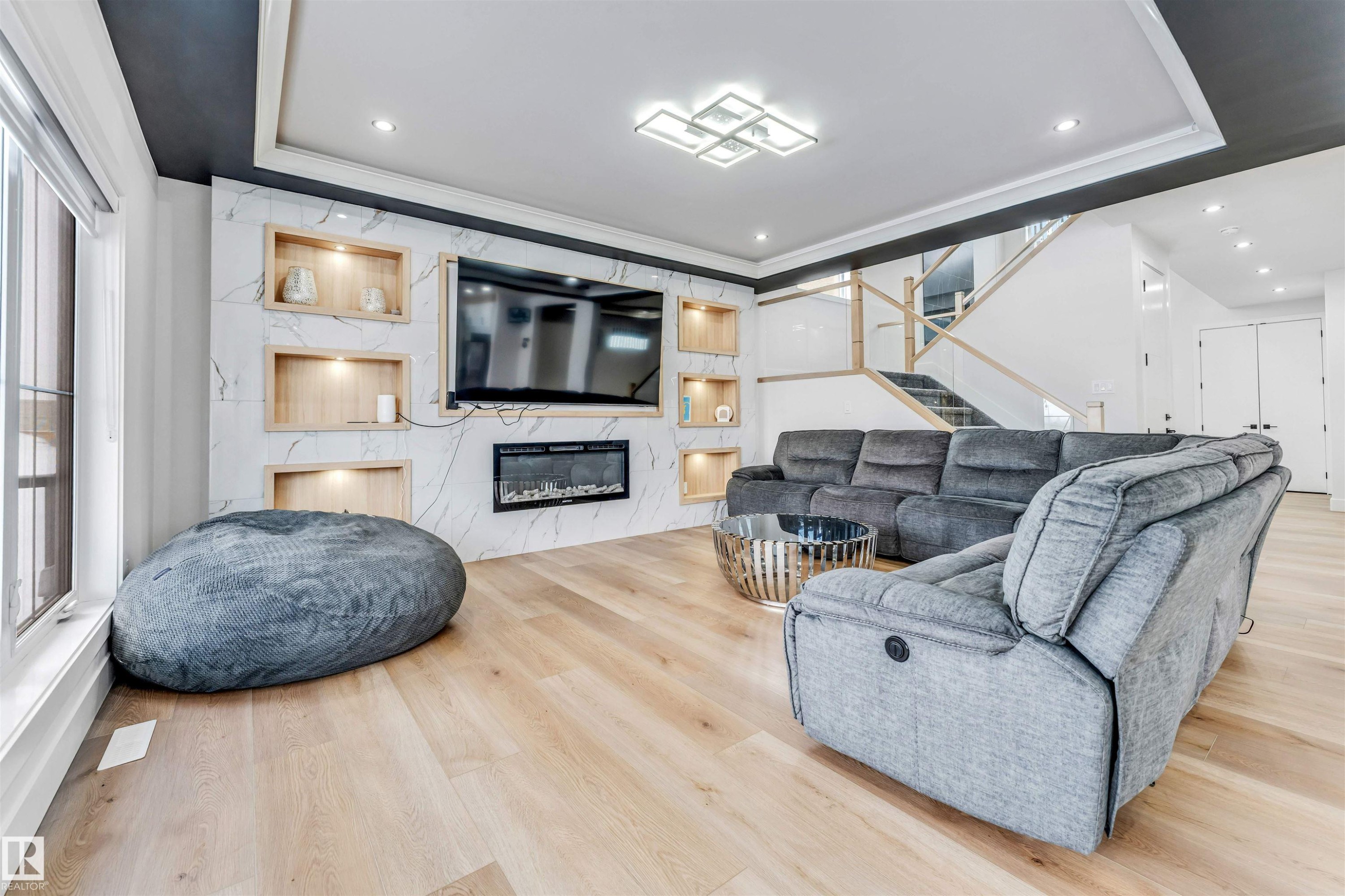 304 33 Avenue, Edmonton, AB - Indoor With Fireplace