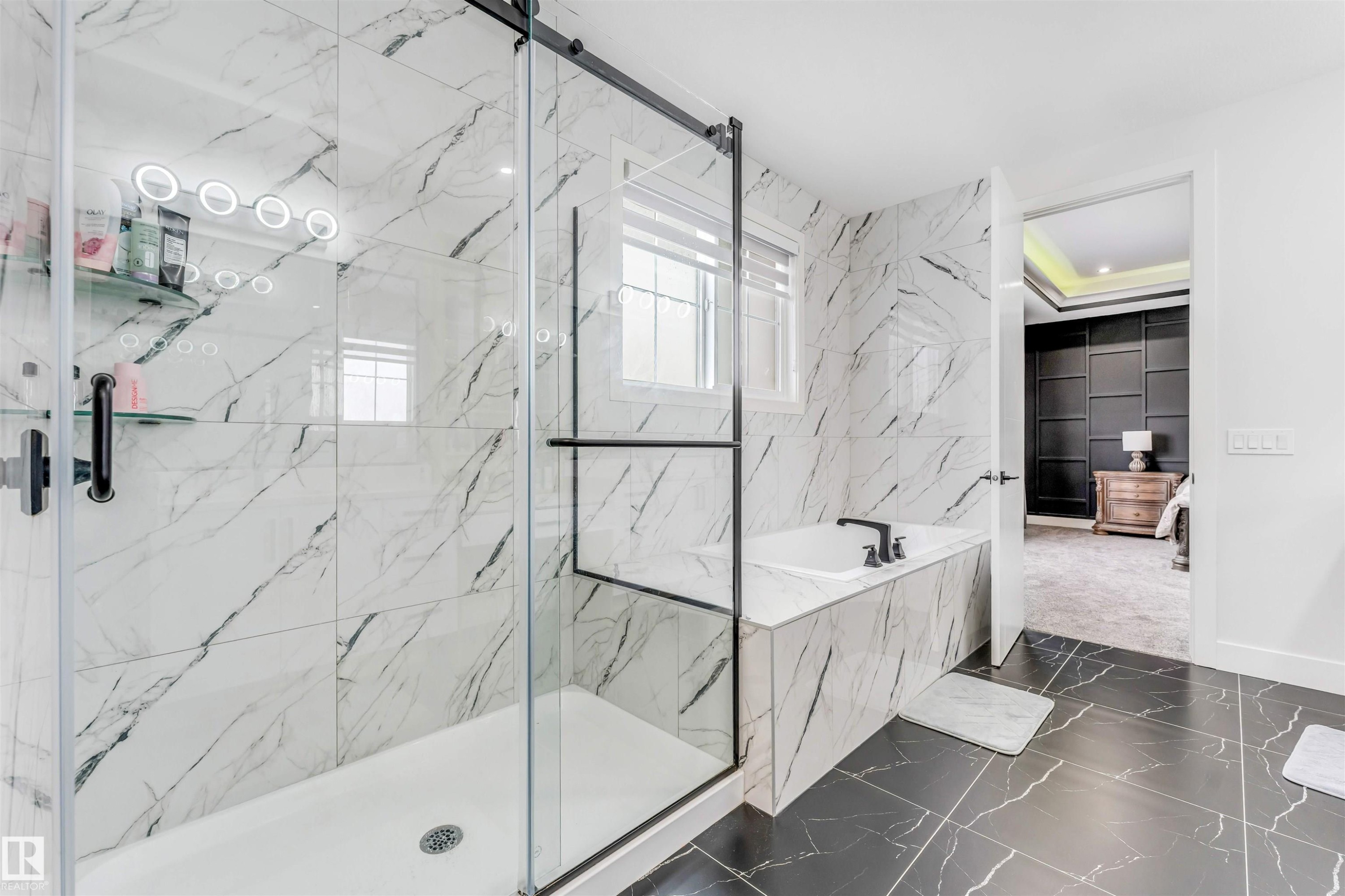 304 33 Avenue, Edmonton, AB - Indoor Photo Showing Bathroom