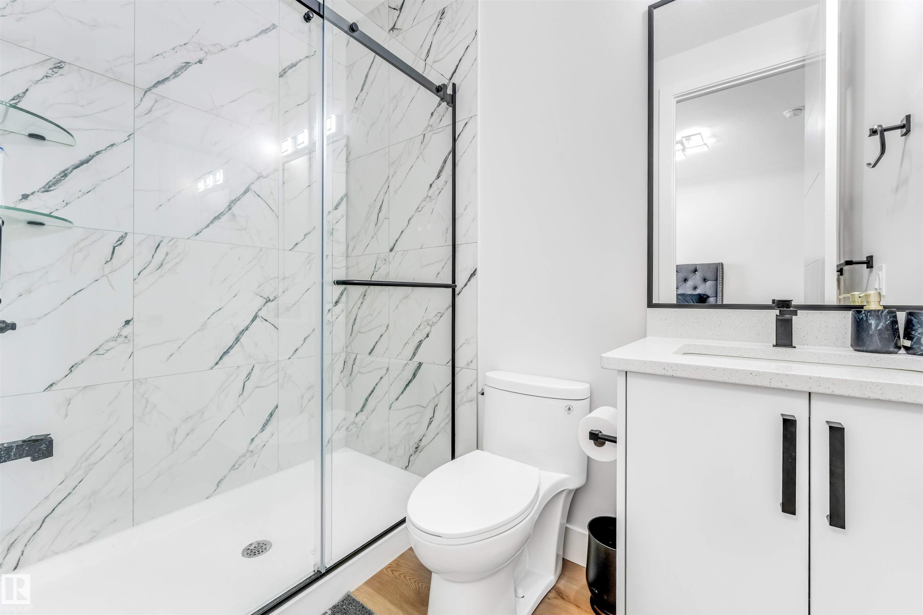 304 33 Avenue, Edmonton, AB - Indoor Photo Showing Bathroom