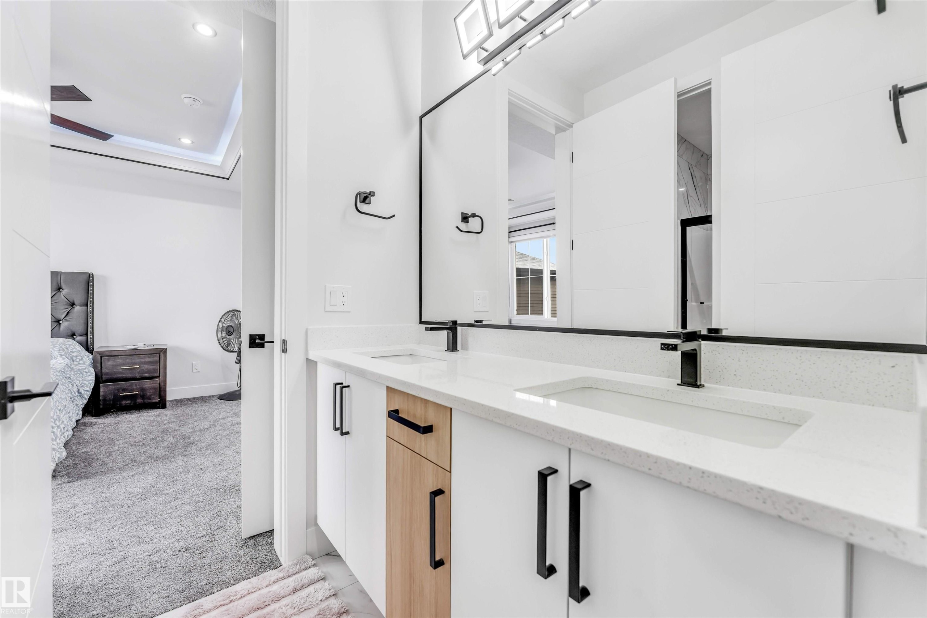 304 33 Avenue, Edmonton, AB - Indoor Photo Showing Bathroom