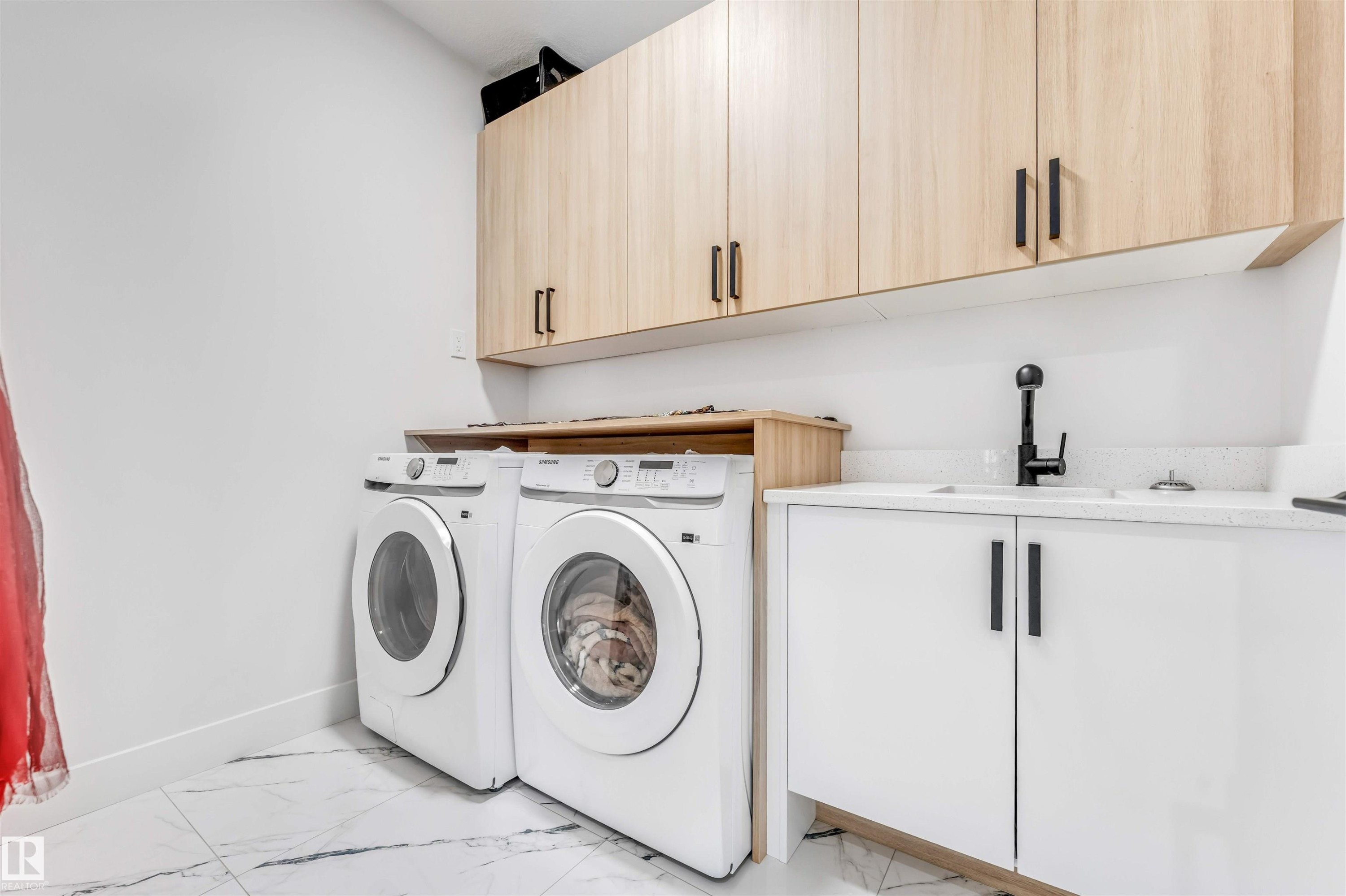 304 33 Avenue, Edmonton, AB - Indoor Photo Showing Laundry Room
