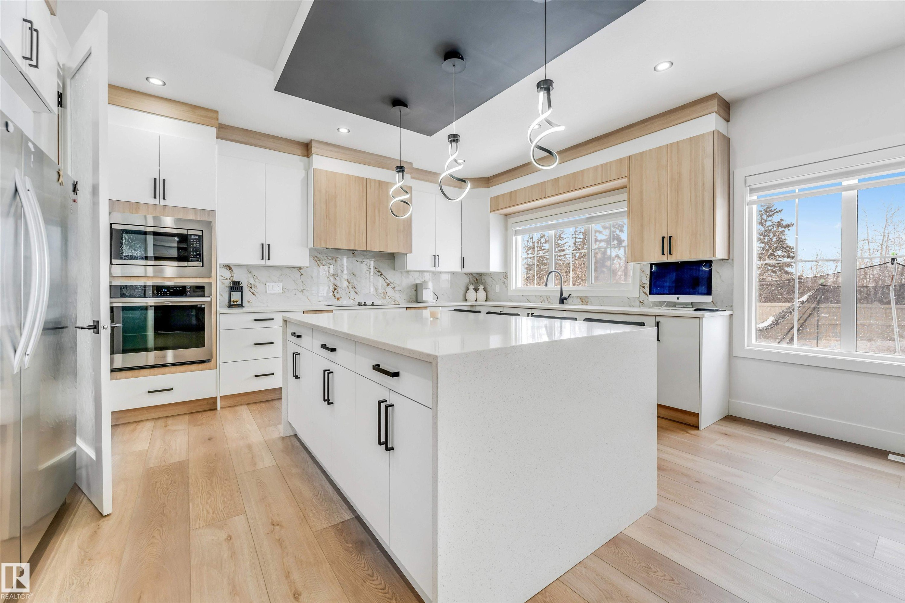 304 33 Avenue, Edmonton, AB - Indoor Photo Showing Kitchen With Upgraded Kitchen