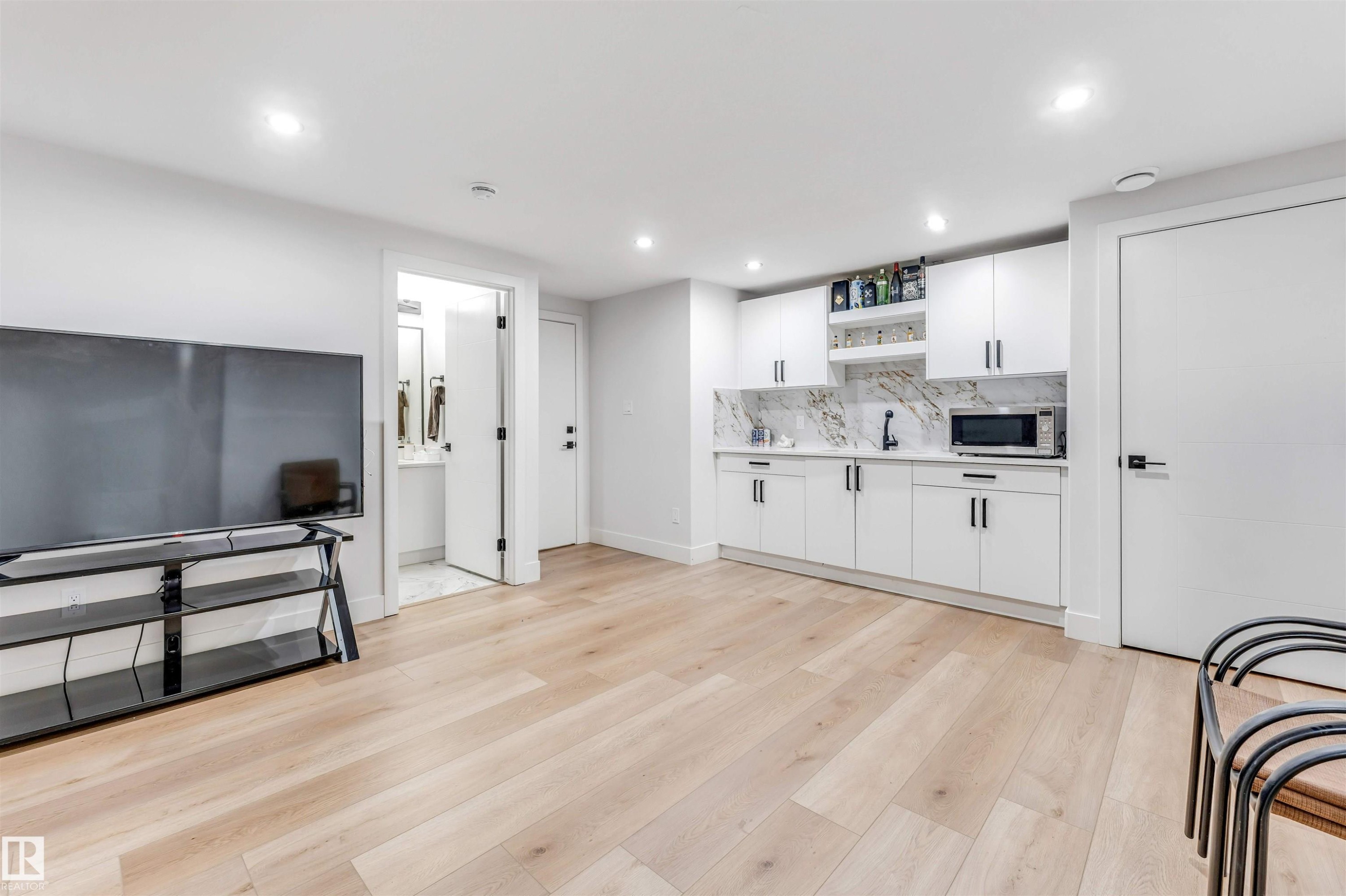 304 33 Avenue, Edmonton, AB - Indoor