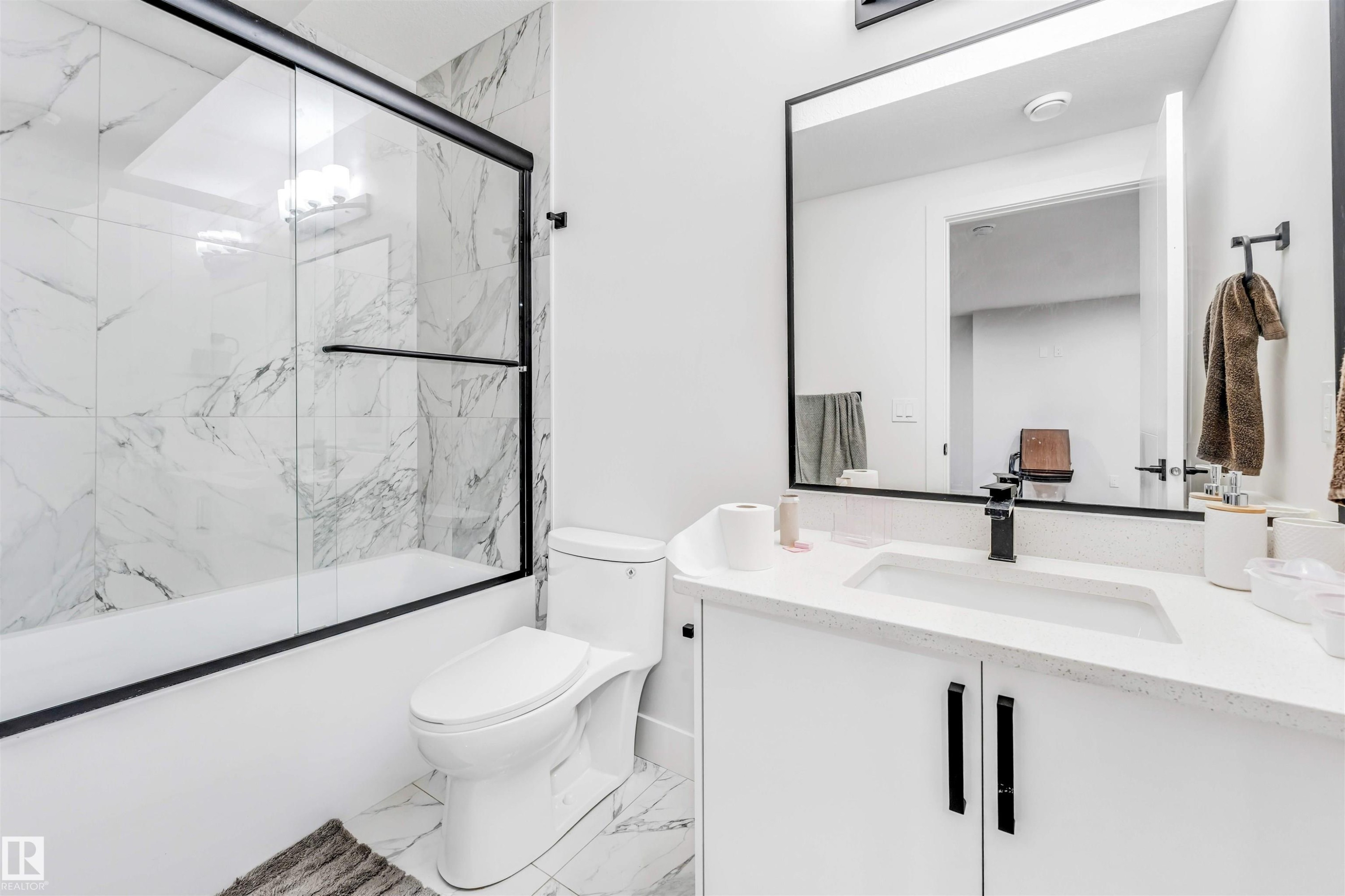 304 33 Avenue, Edmonton, AB - Indoor Photo Showing Bathroom