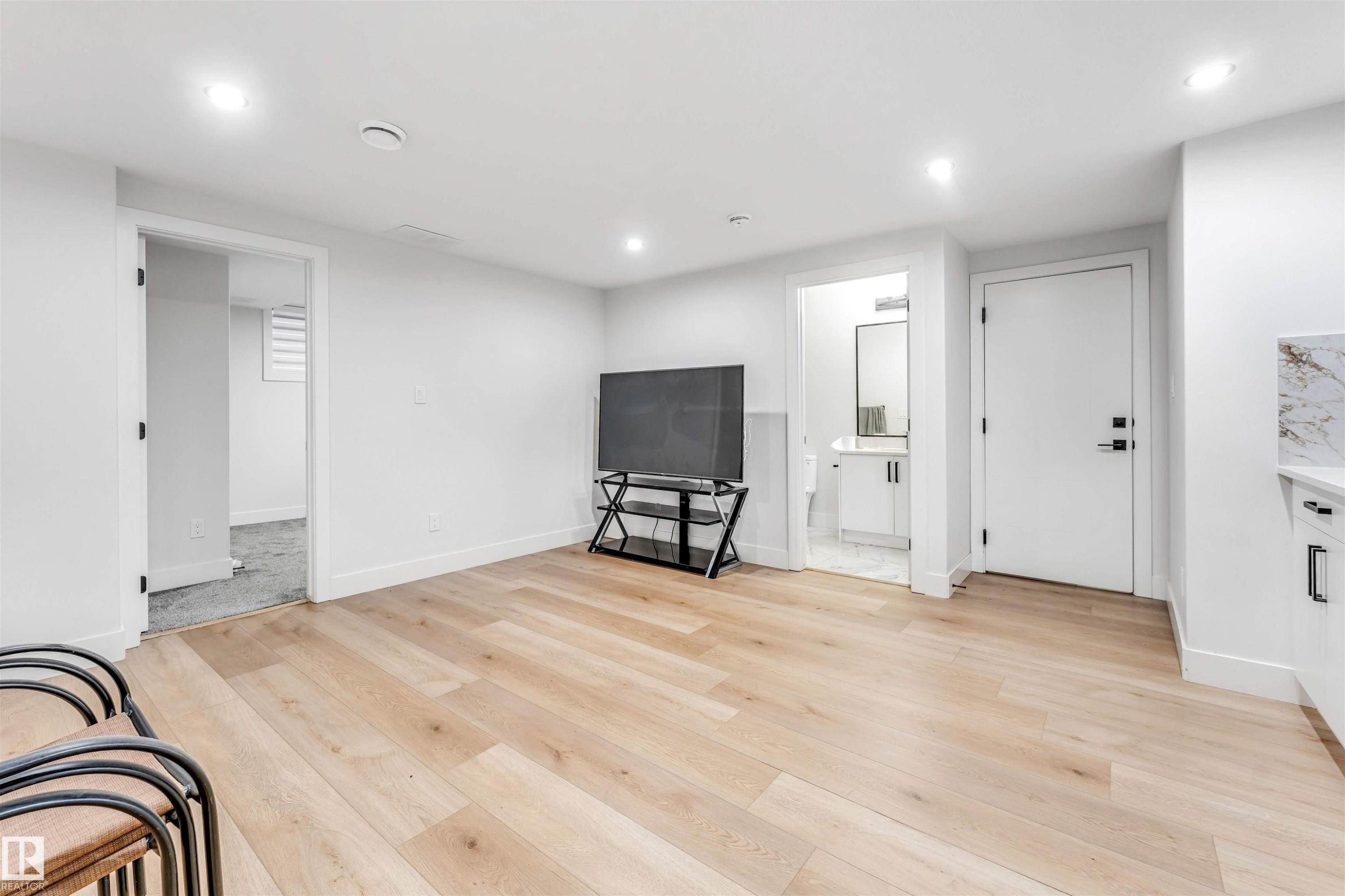 304 33 Avenue, Edmonton, AB - Indoor