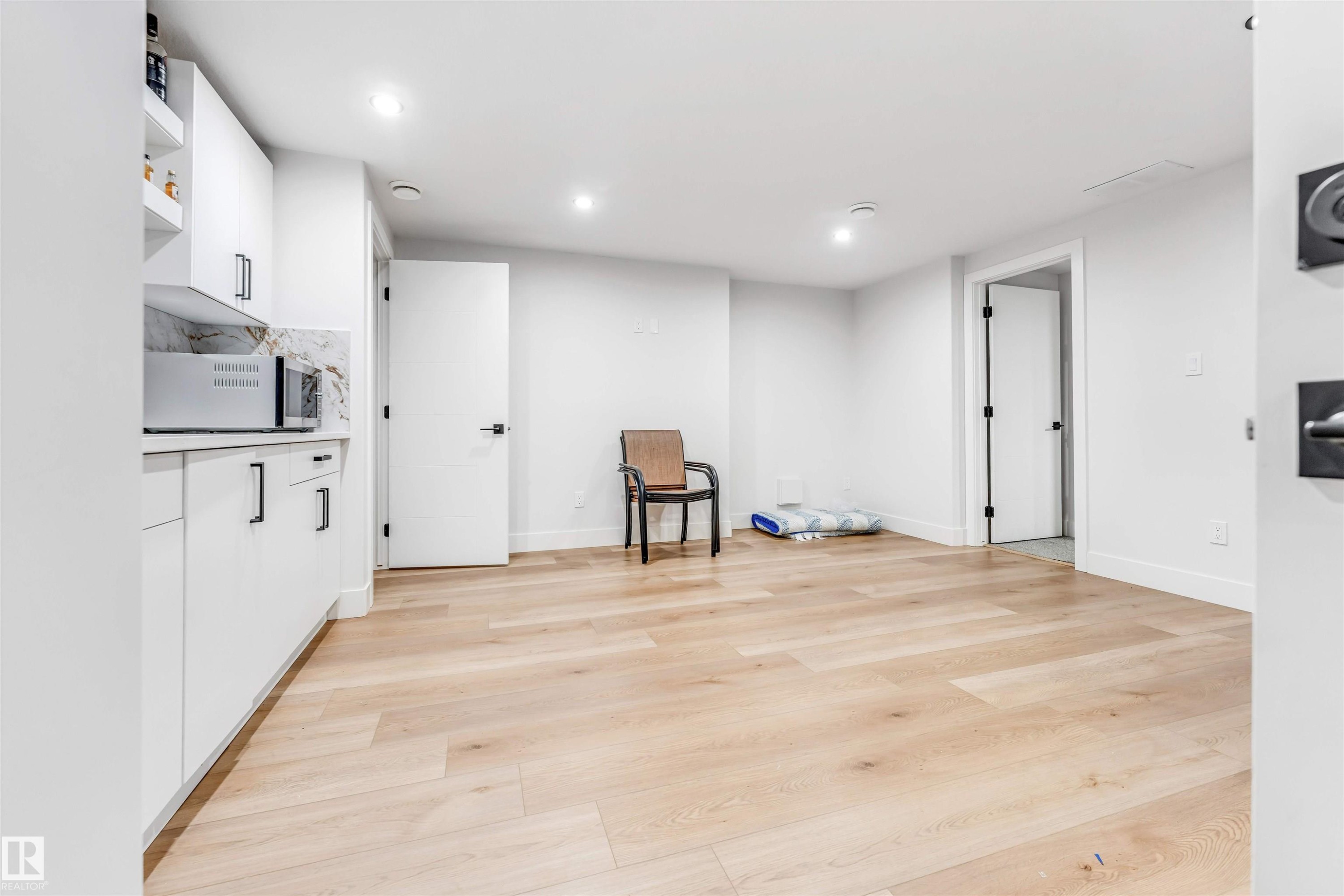 304 33 Avenue, Edmonton, AB - Indoor