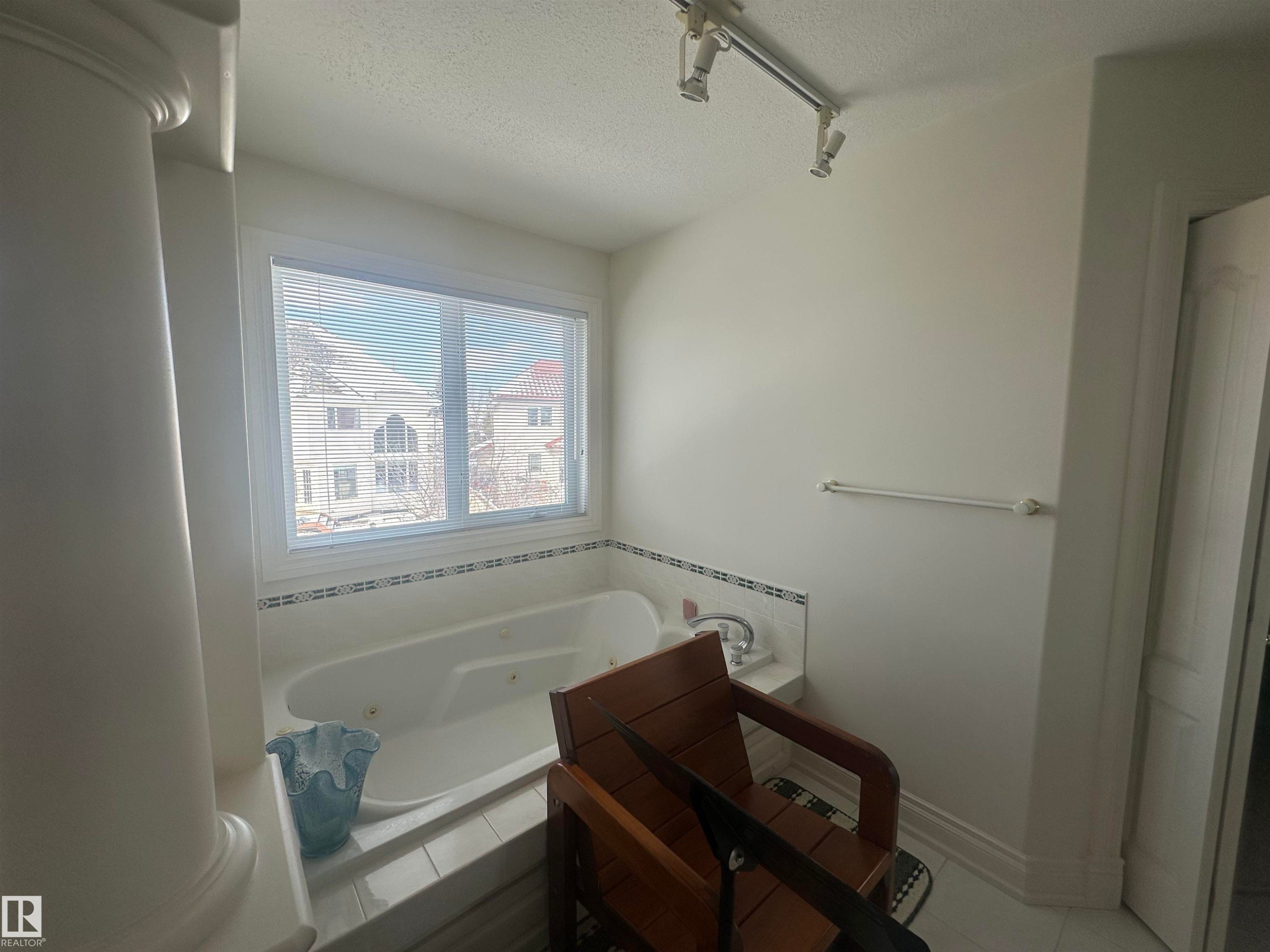 11524 14A Avenue, Edmonton, AB - Indoor