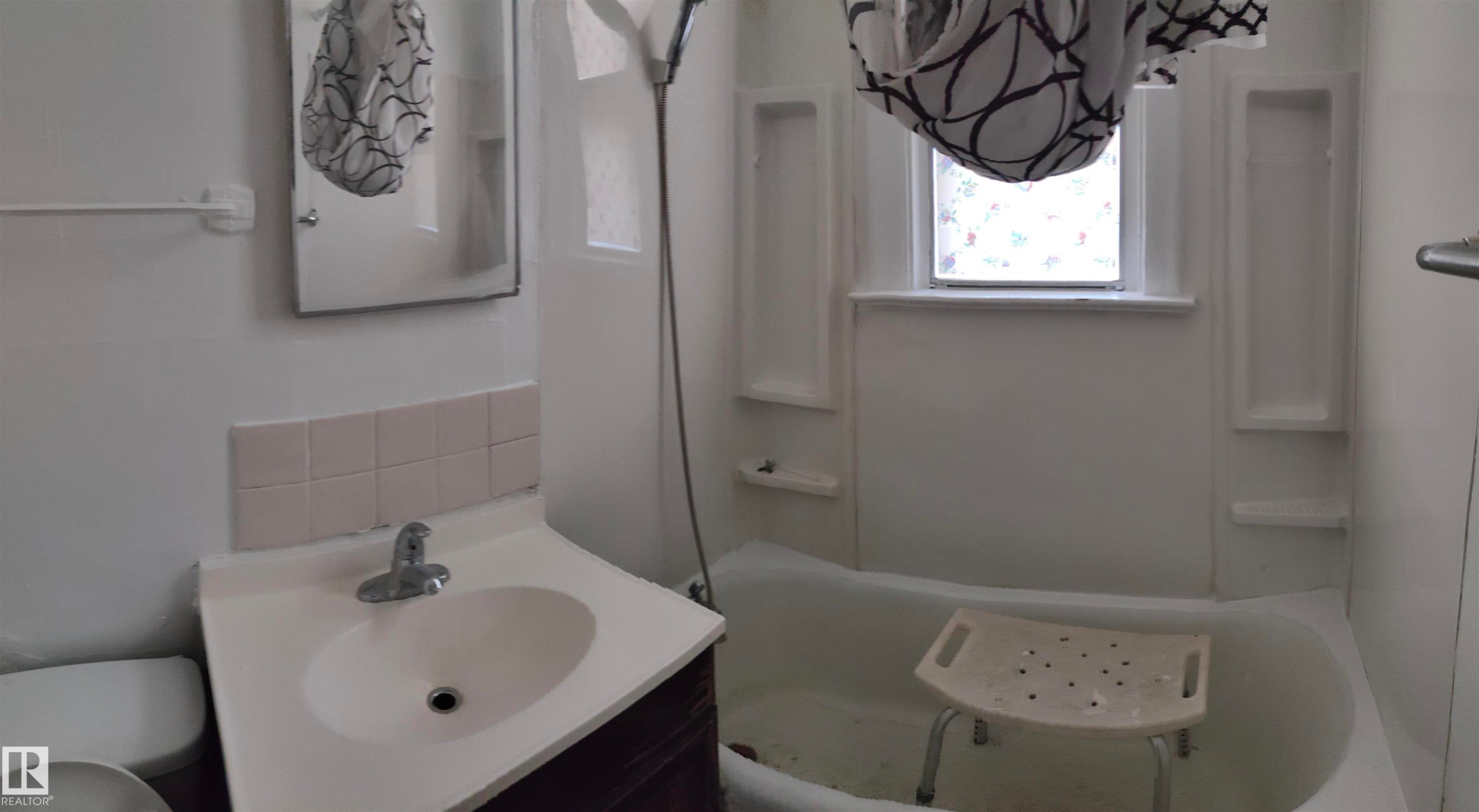 Upper Level - 11320 89 Street, Edmonton, AB - Indoor Photo Showing Bathroom