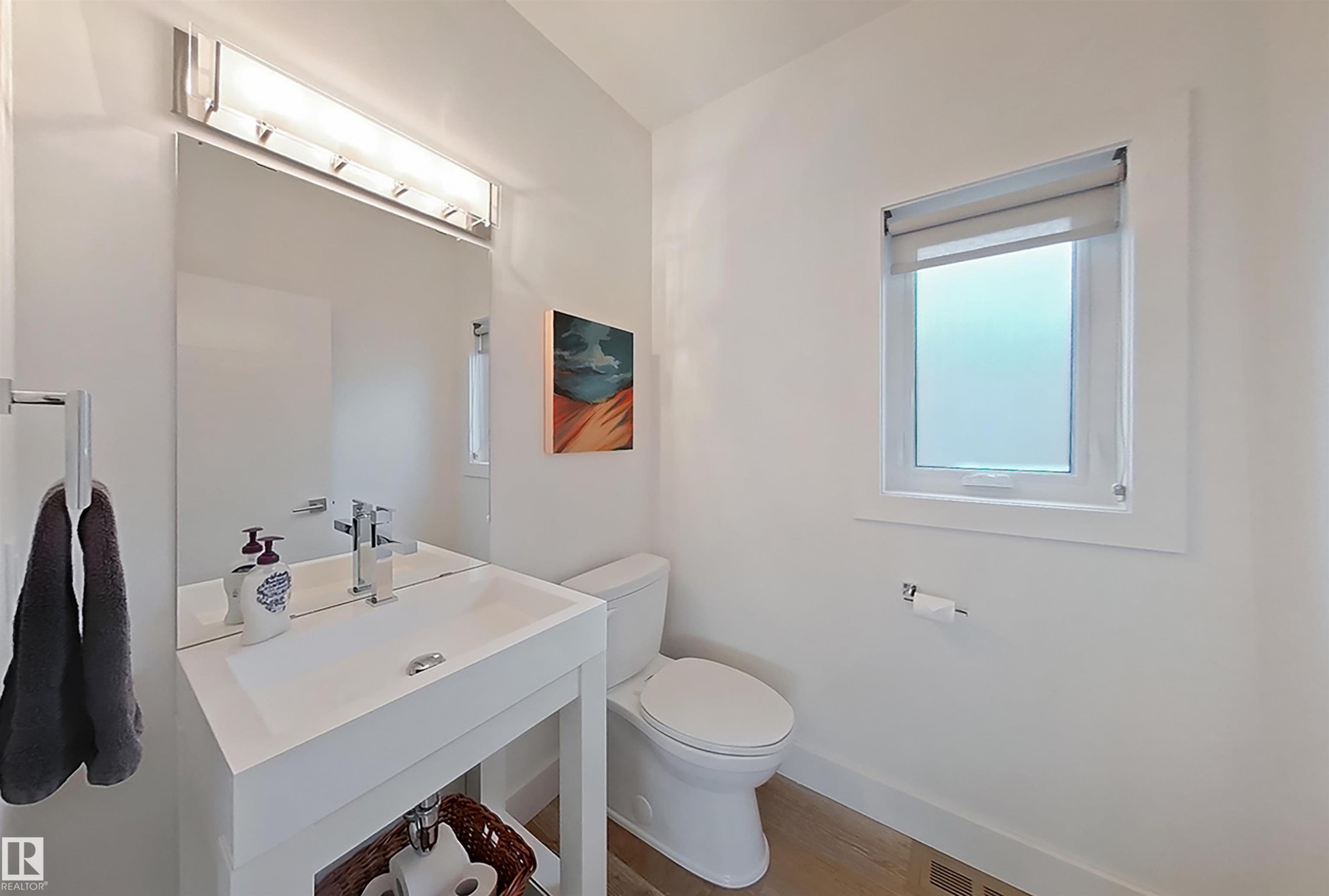 Edmonton, AB - Indoor Photo Showing Bathroom