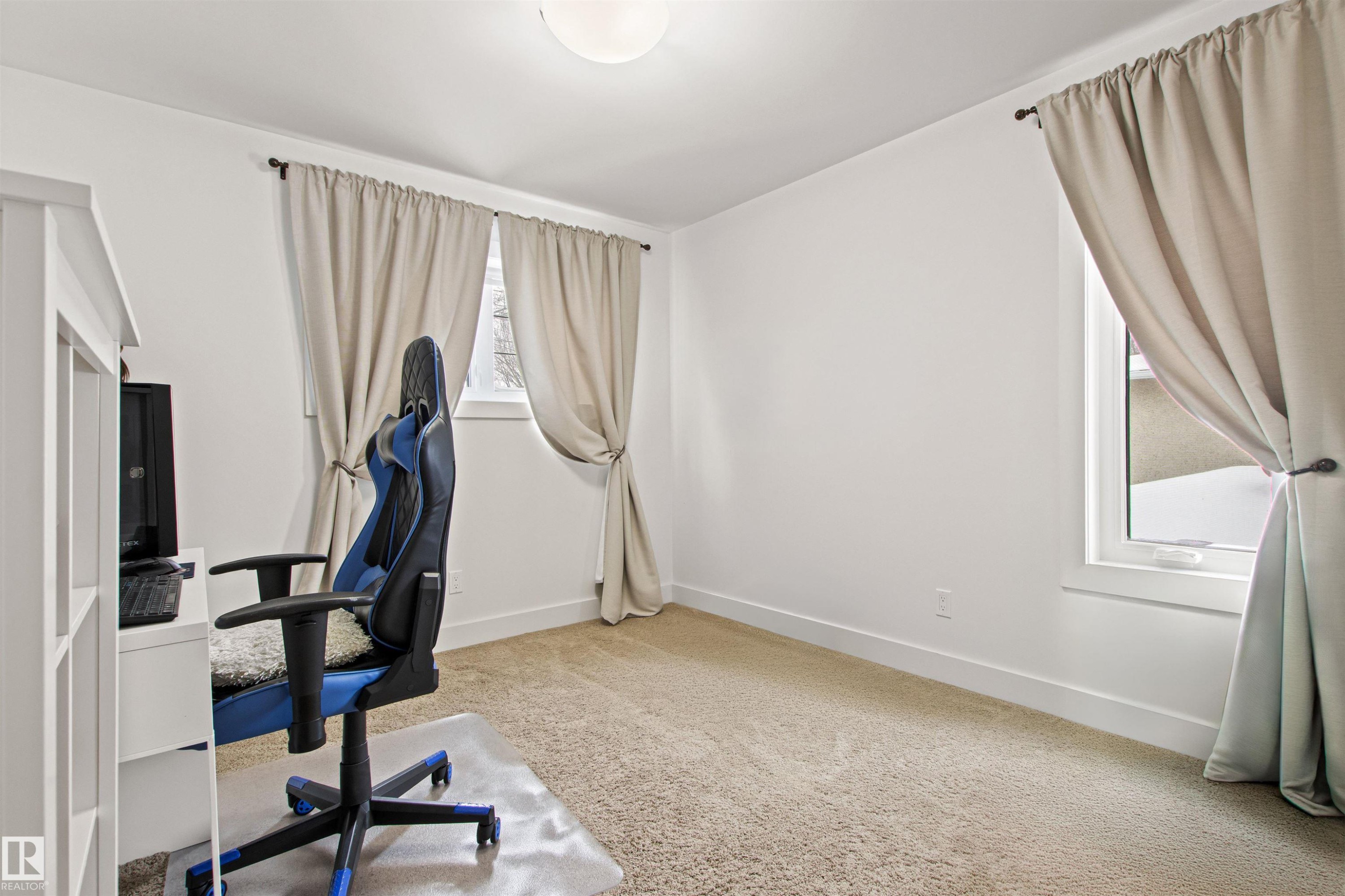 Edmonton, AB - Indoor Photo Showing Office