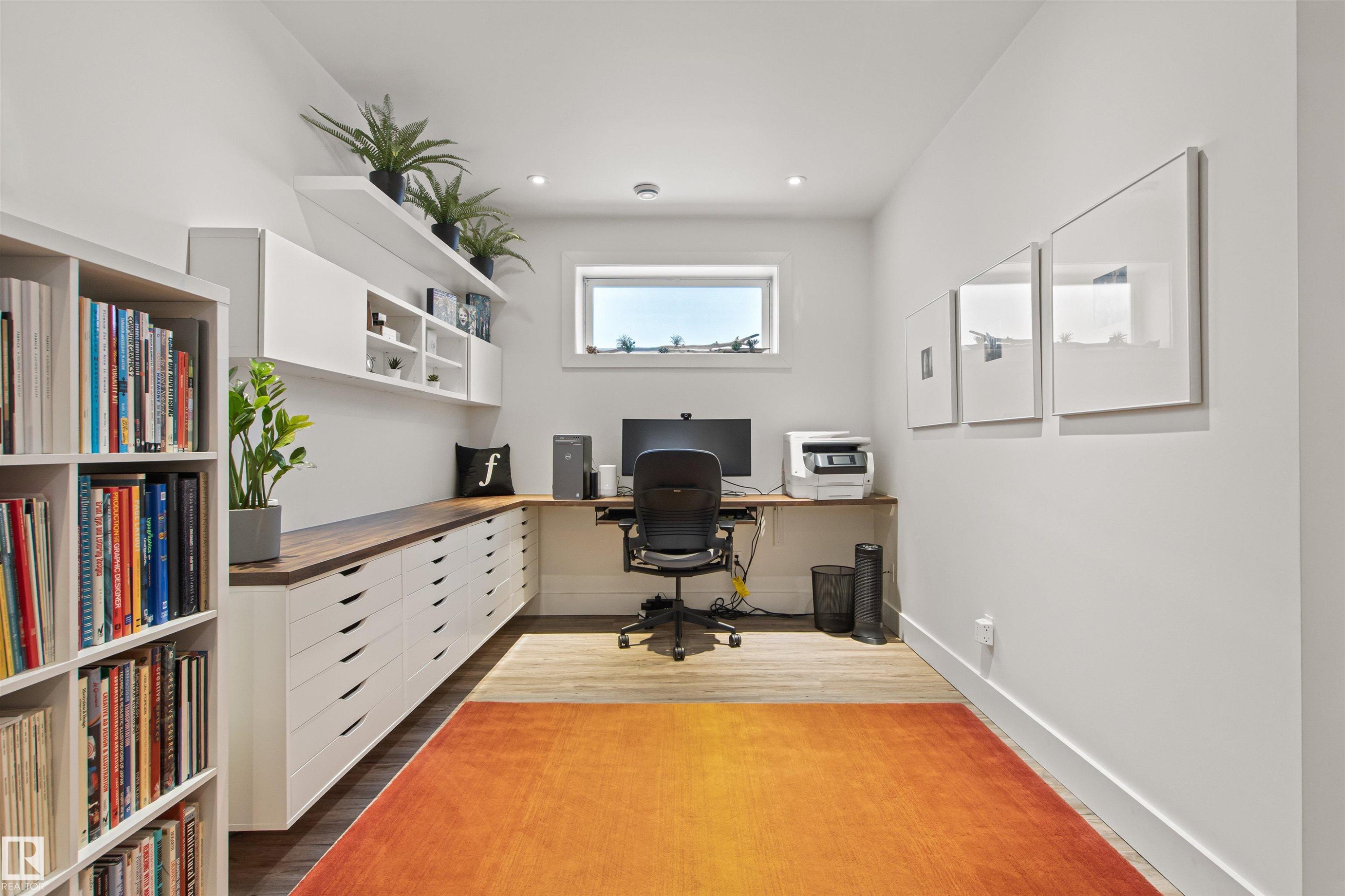 Edmonton, AB - Indoor Photo Showing Office