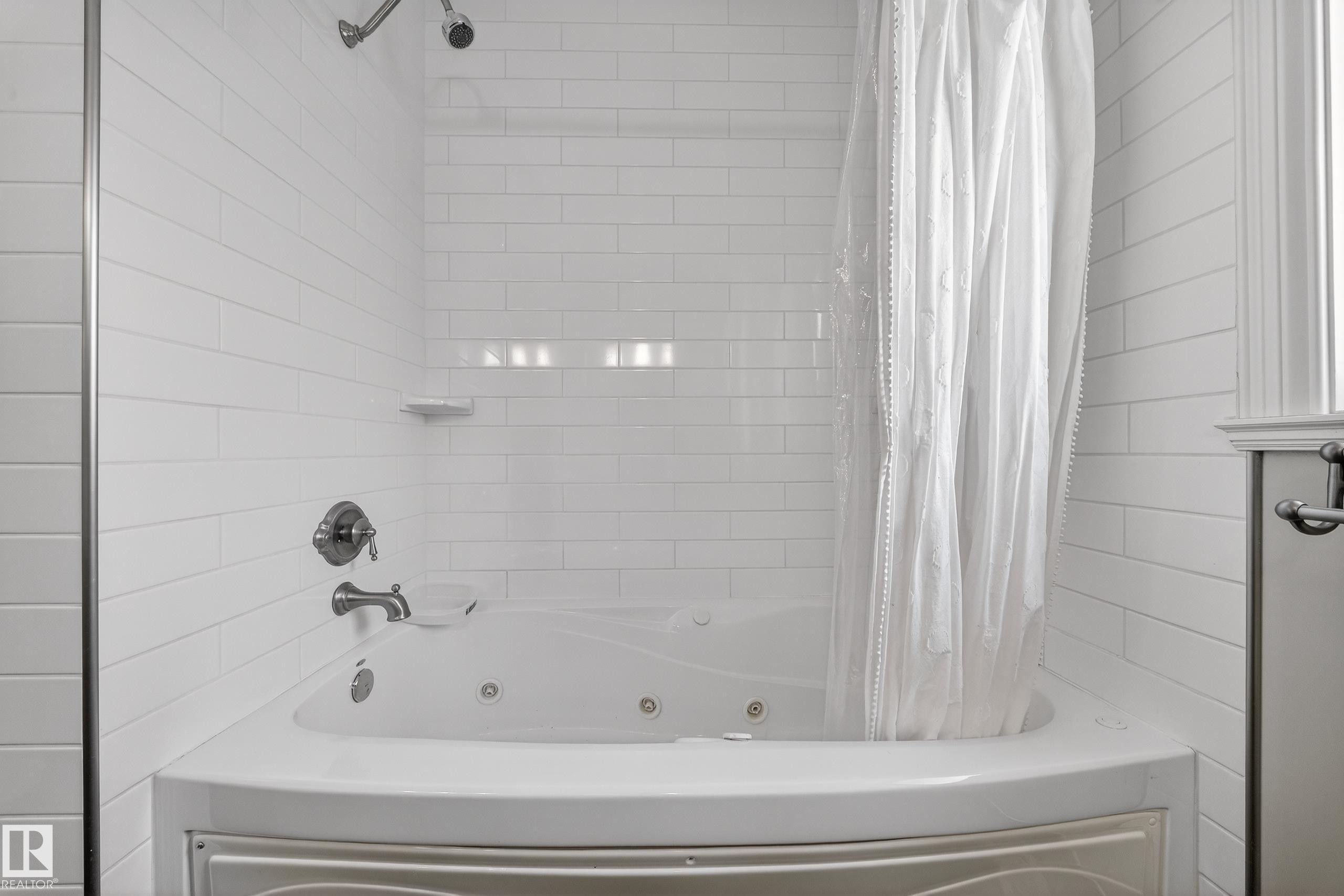 27 Kingdom Place, Leduc, AB - Indoor Photo Showing Bathroom