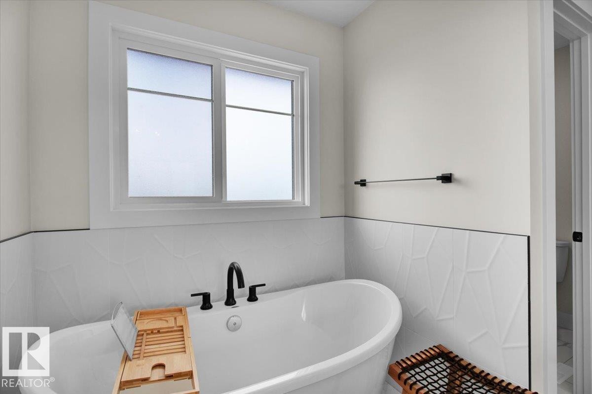9327 181 Avenue, Edmonton, AB - Indoor Photo Showing Bathroom