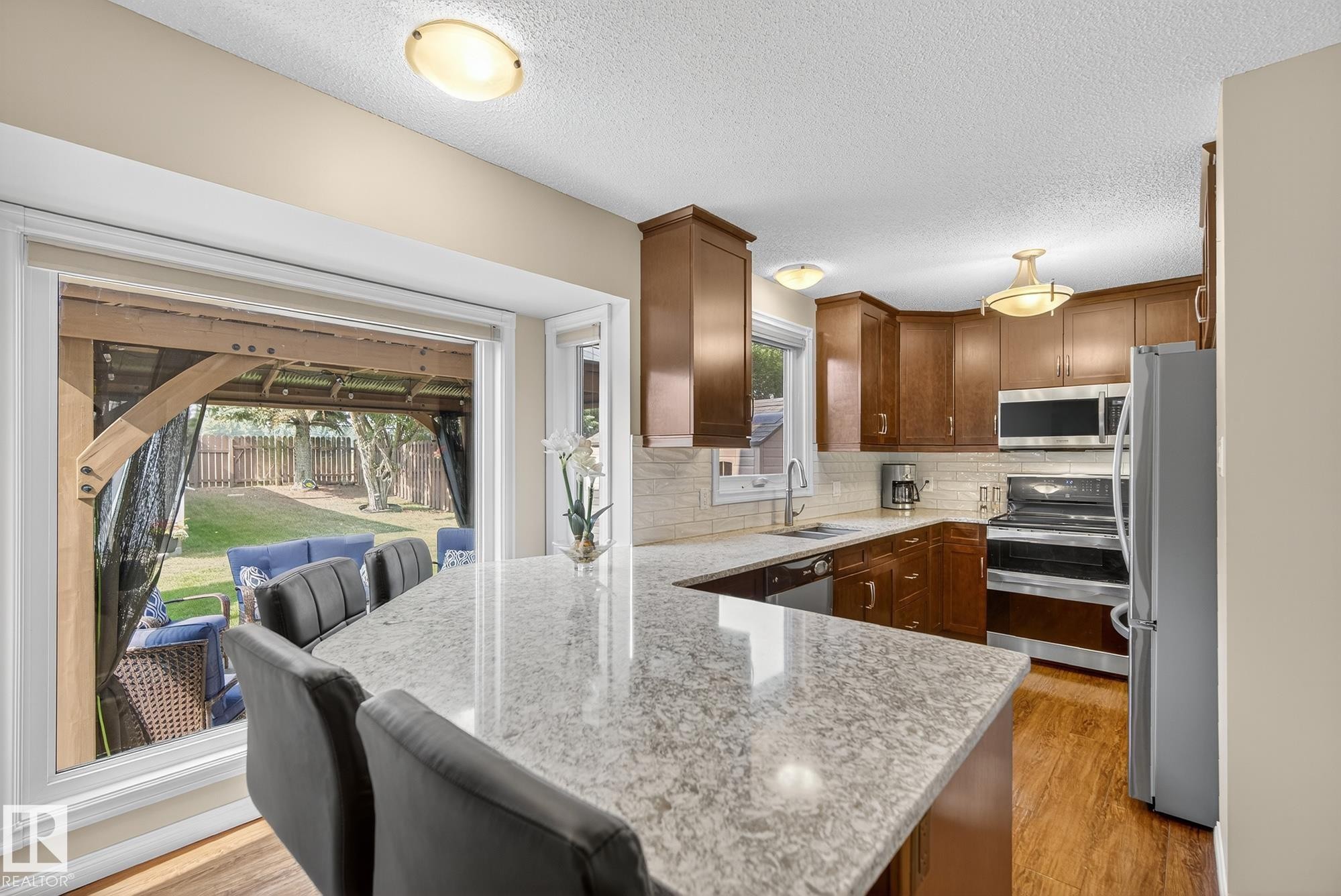 3528 56 Street, Edmonton, AB - Indoor Photo Showing Kitchen With Upgraded Kitchen