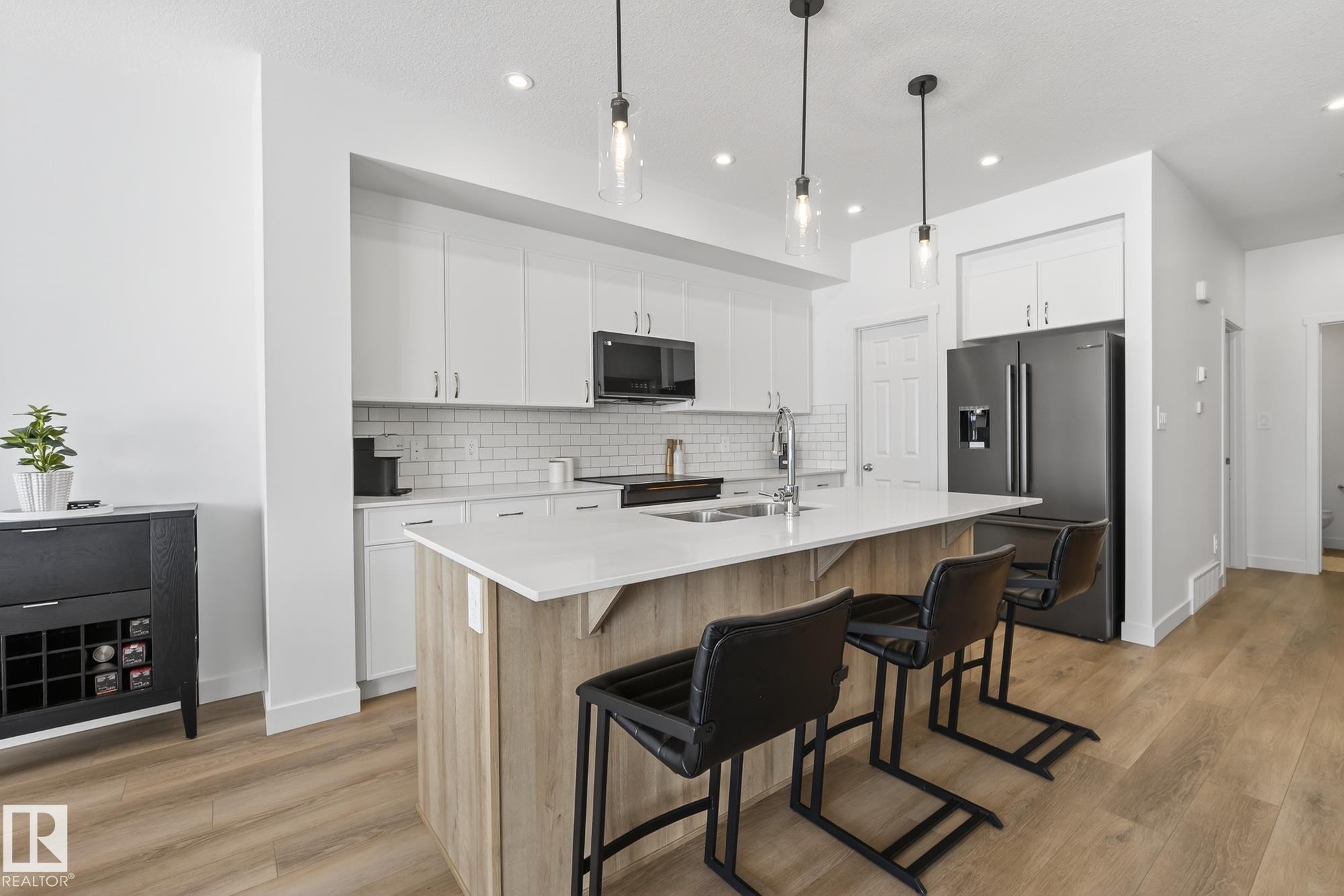 18 Nouveau Drive, St. Albert, AB - Indoor Photo Showing Kitchen With Double Sink With Upgraded Kitchen