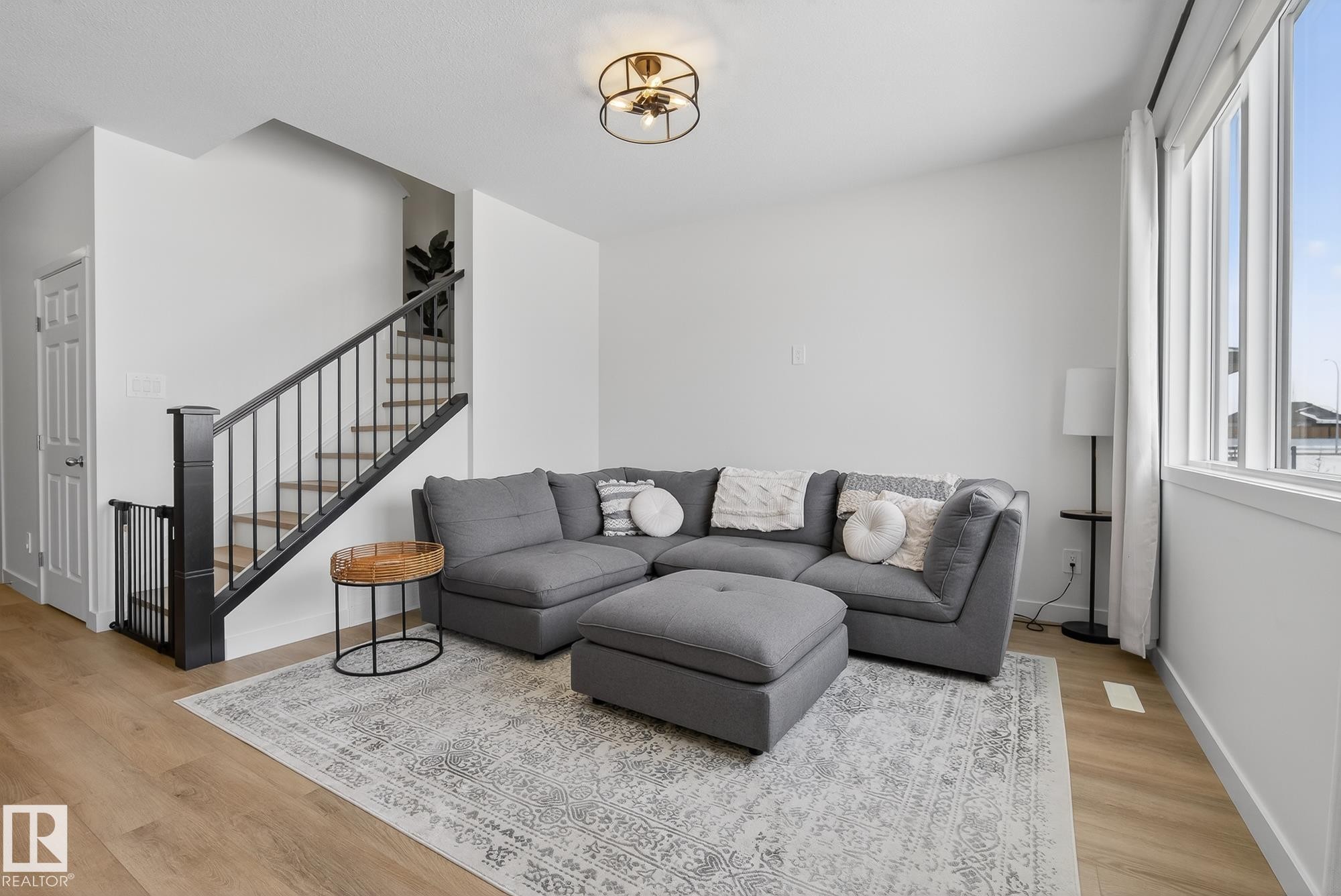 18 Nouveau Drive, St. Albert, AB - Indoor Photo Showing Living Room