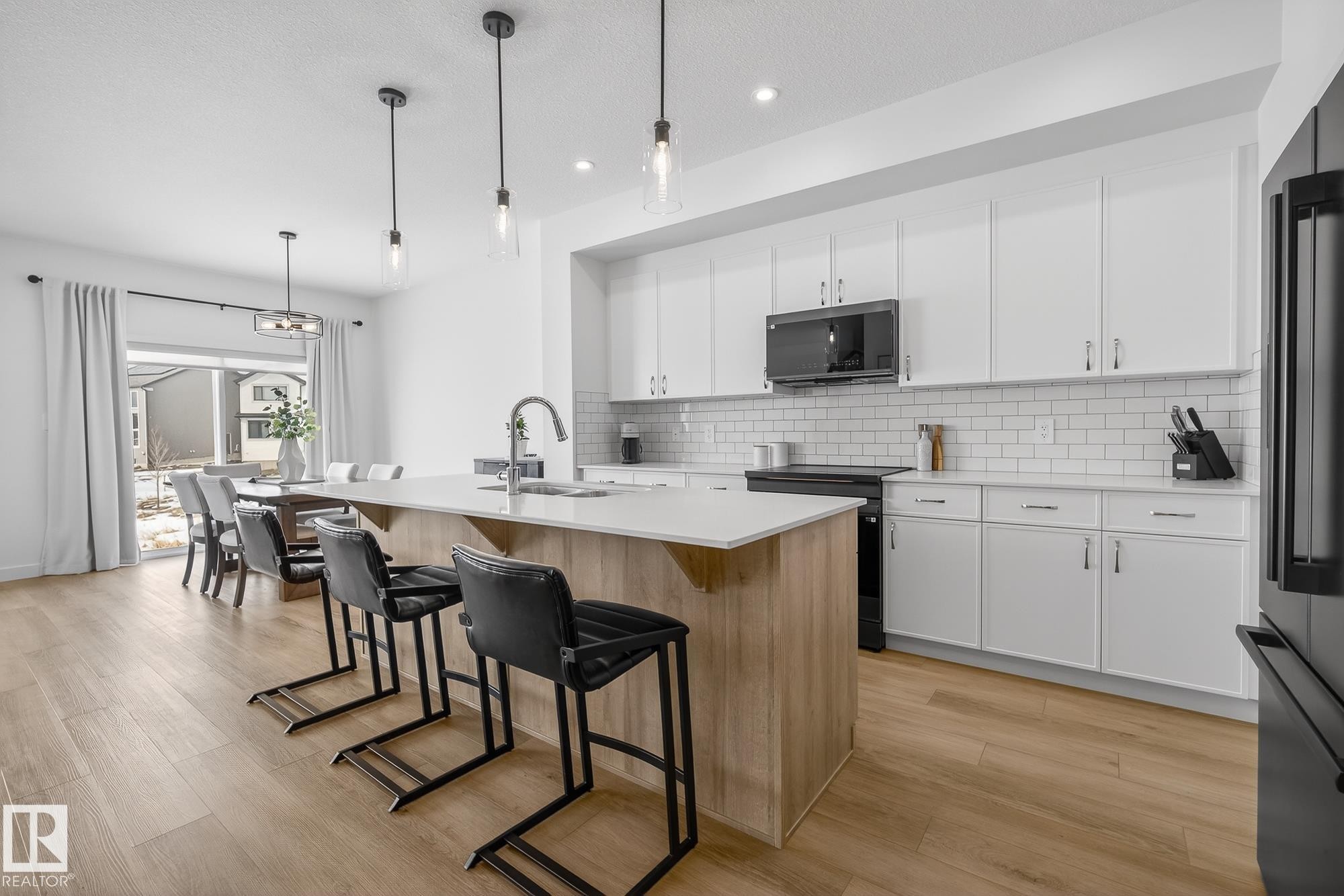 18 Nouveau Drive, St. Albert, AB - Indoor Photo Showing Kitchen With Upgraded Kitchen