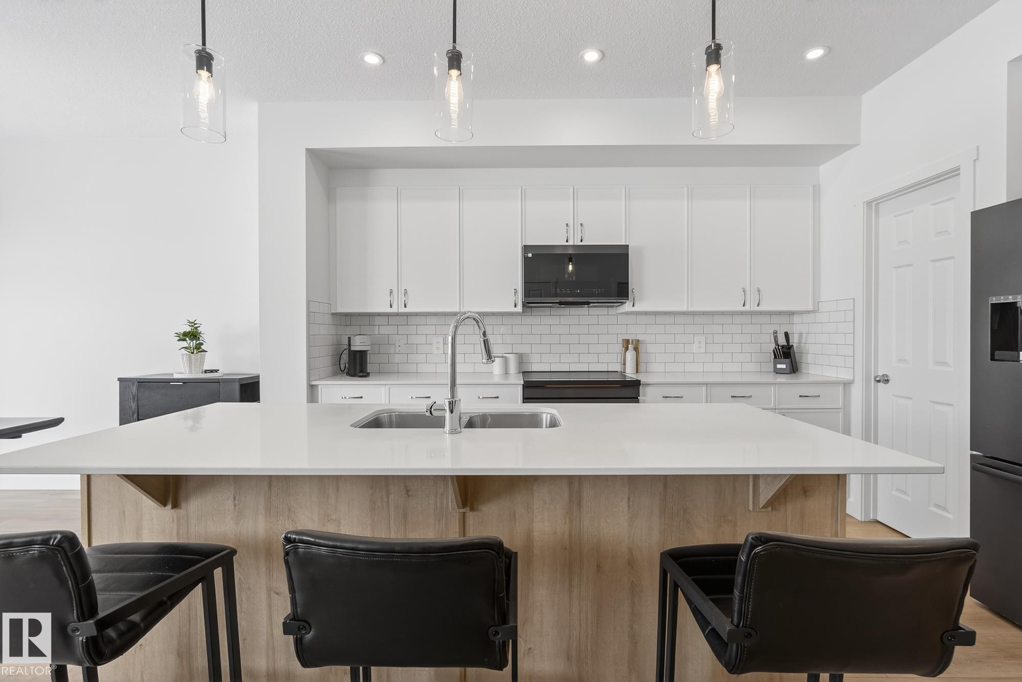 18 Nouveau Drive, St. Albert, AB - Indoor Photo Showing Kitchen With Double Sink With Upgraded Kitchen