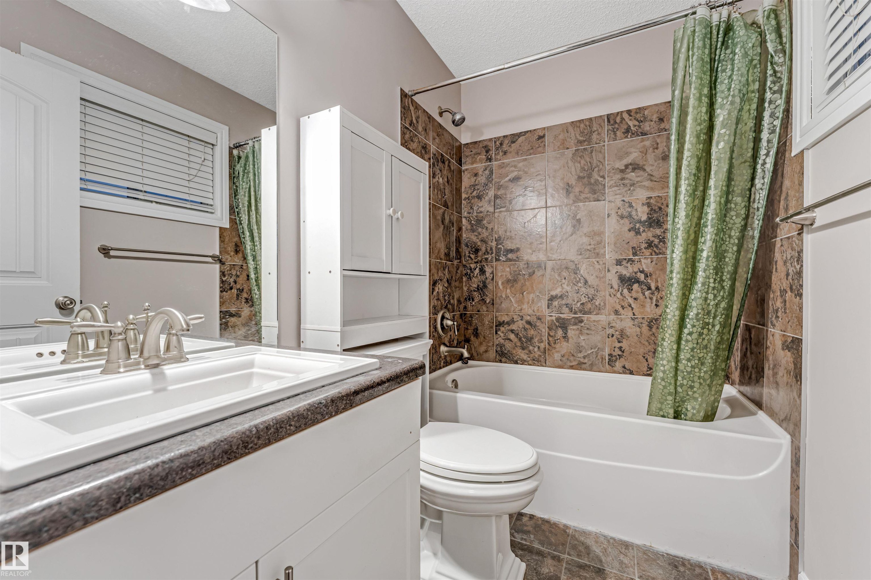 2929 16A Avenue, Edmonton, AB - Indoor Photo Showing Bathroom