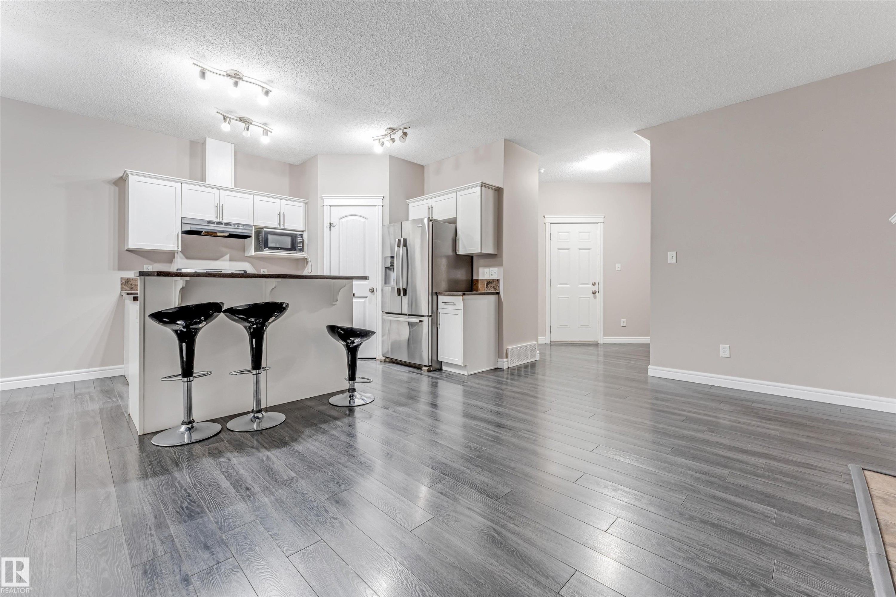 2929 16A Avenue, Edmonton, AB - Indoor Photo Showing Kitchen