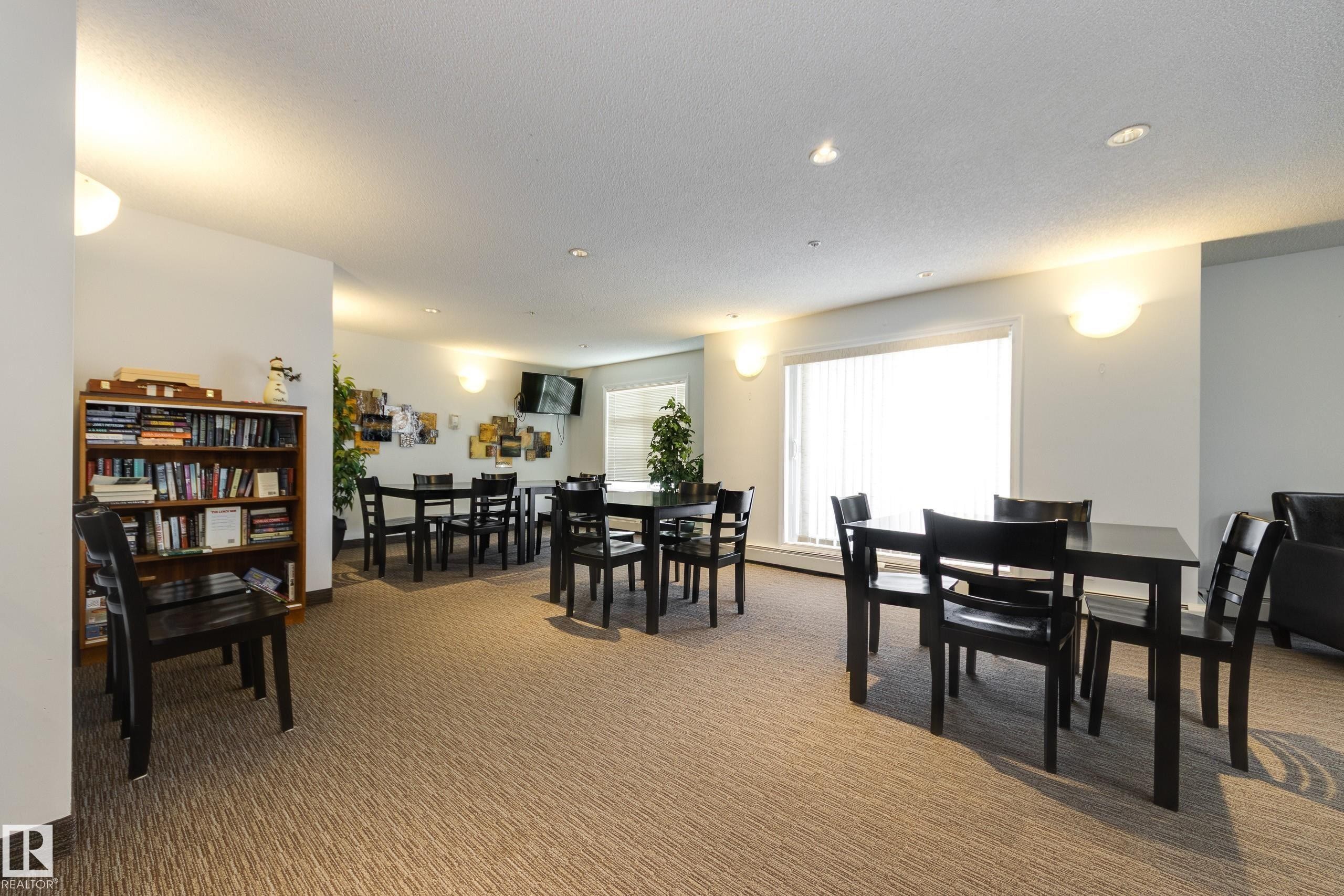 404 6070 Schonsee Way, Edmonton, AB - Indoor Photo Showing Dining Room