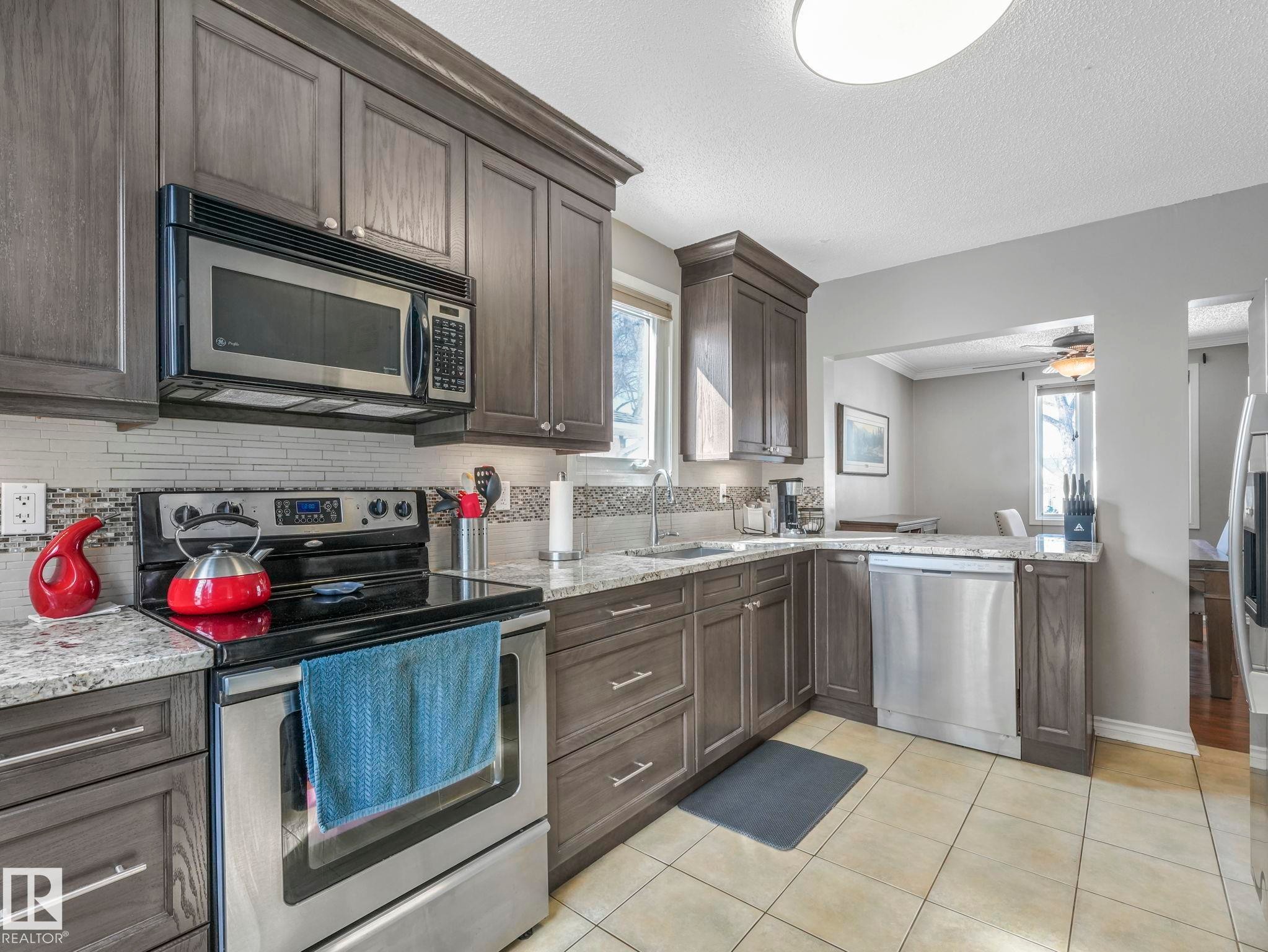 7653 91 Avenue, Edmonton, AB - Indoor Photo Showing Kitchen With Upgraded Kitchen