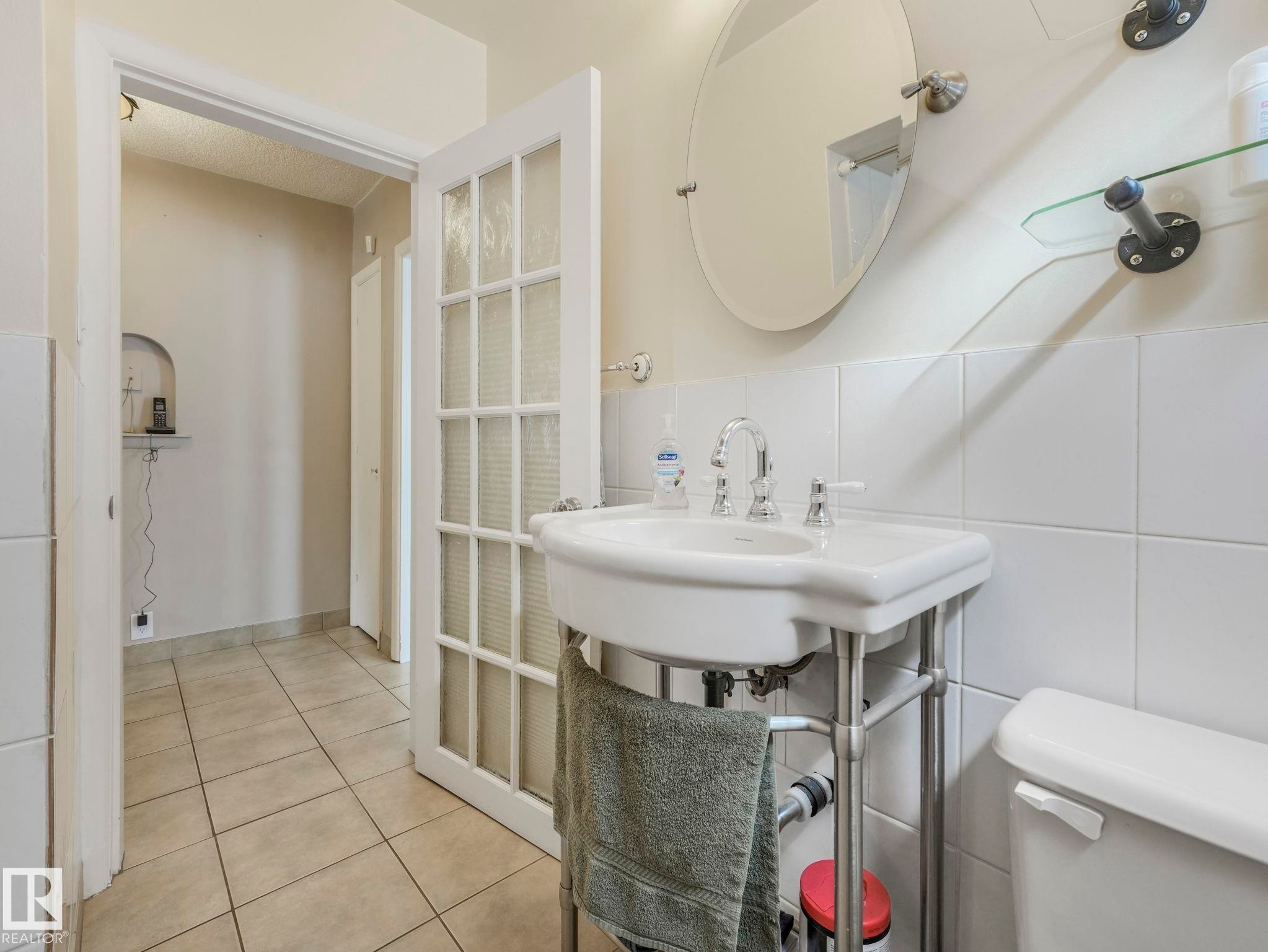 7653 91 Avenue, Edmonton, AB - Indoor Photo Showing Bathroom