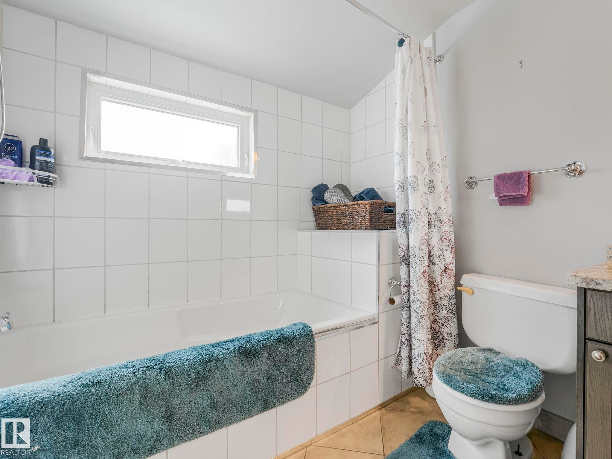 7653 91 Avenue, Edmonton, AB - Indoor Photo Showing Bathroom