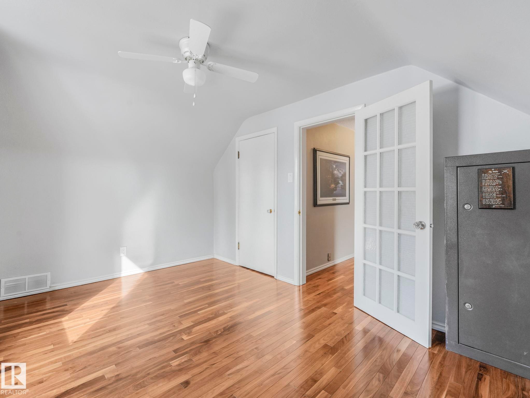 7653 91 Avenue, Edmonton, AB - Indoor Photo Showing Other Room