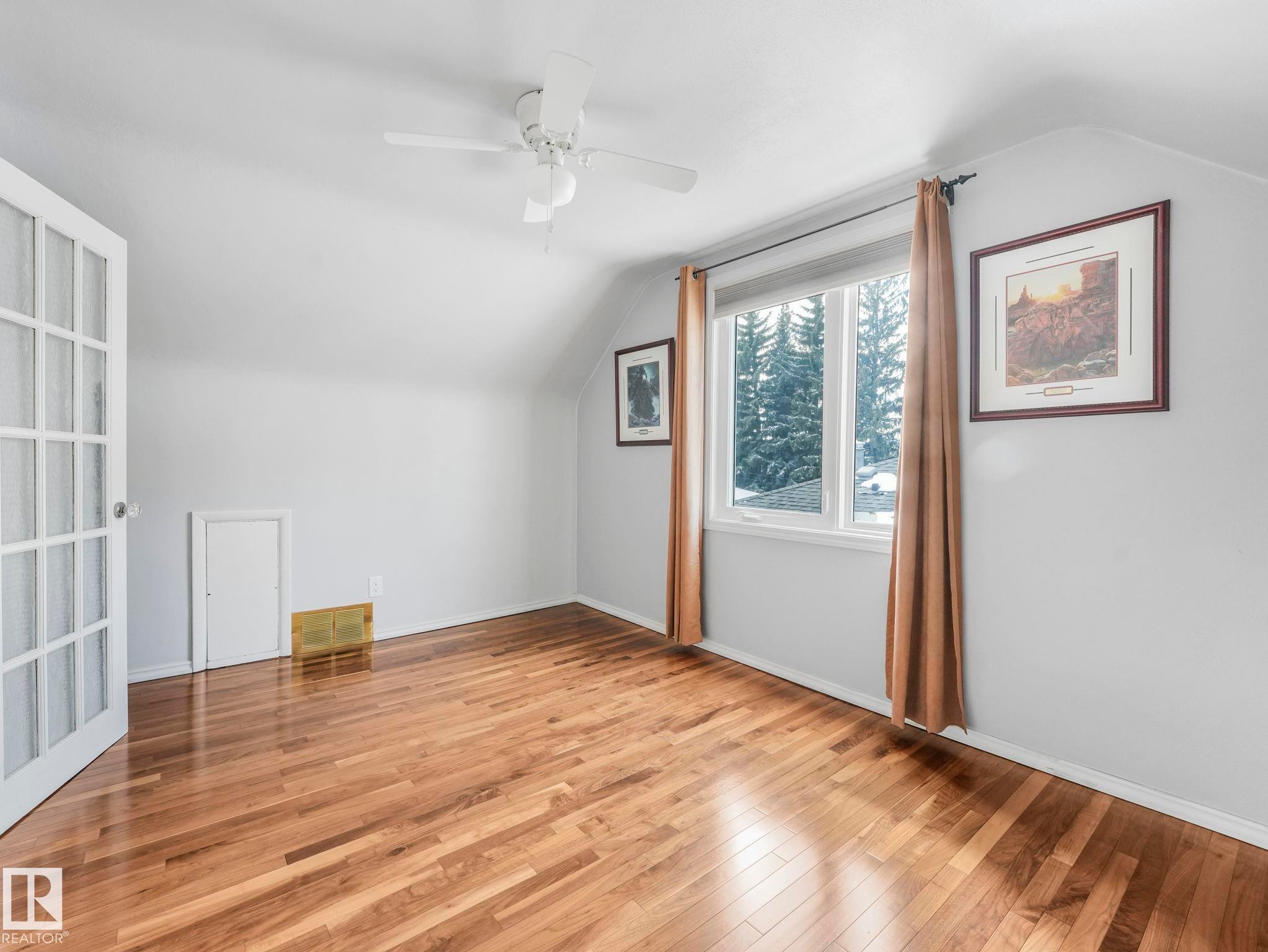 7653 91 Avenue, Edmonton, AB - Indoor Photo Showing Other Room