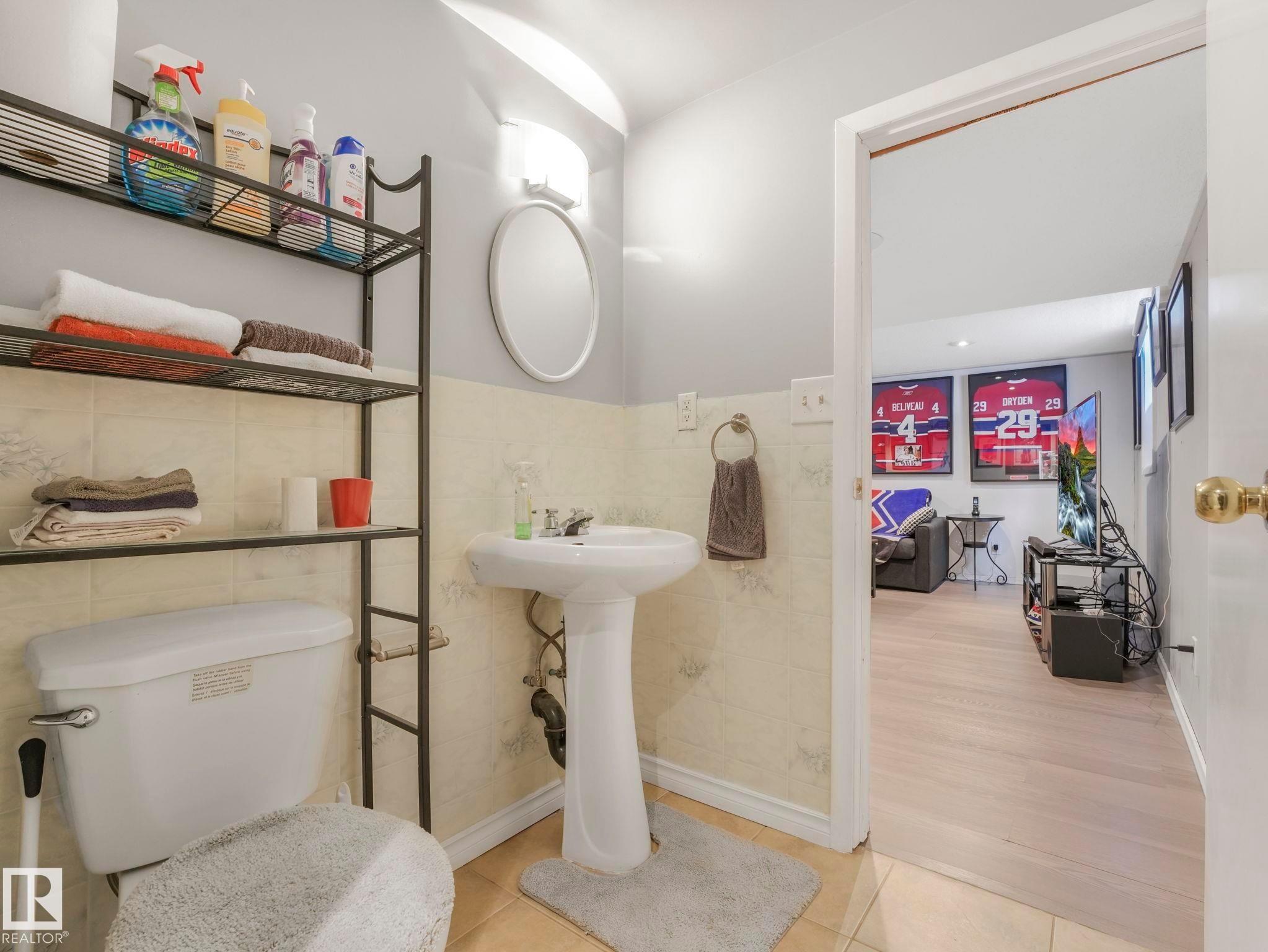 7653 91 Avenue, Edmonton, AB - Indoor Photo Showing Bathroom