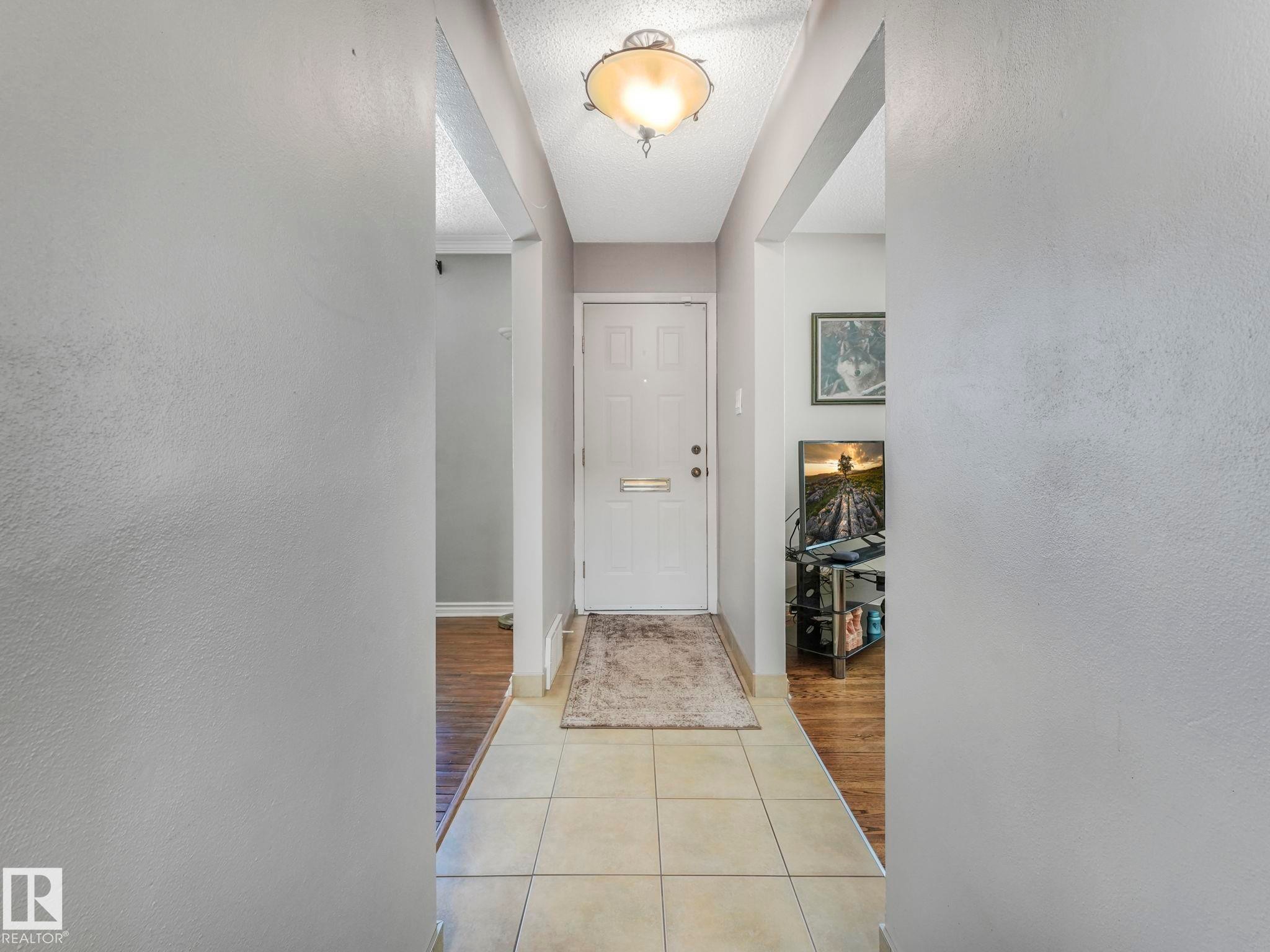 7653 91 Avenue, Edmonton, AB - Indoor Photo Showing Other Room